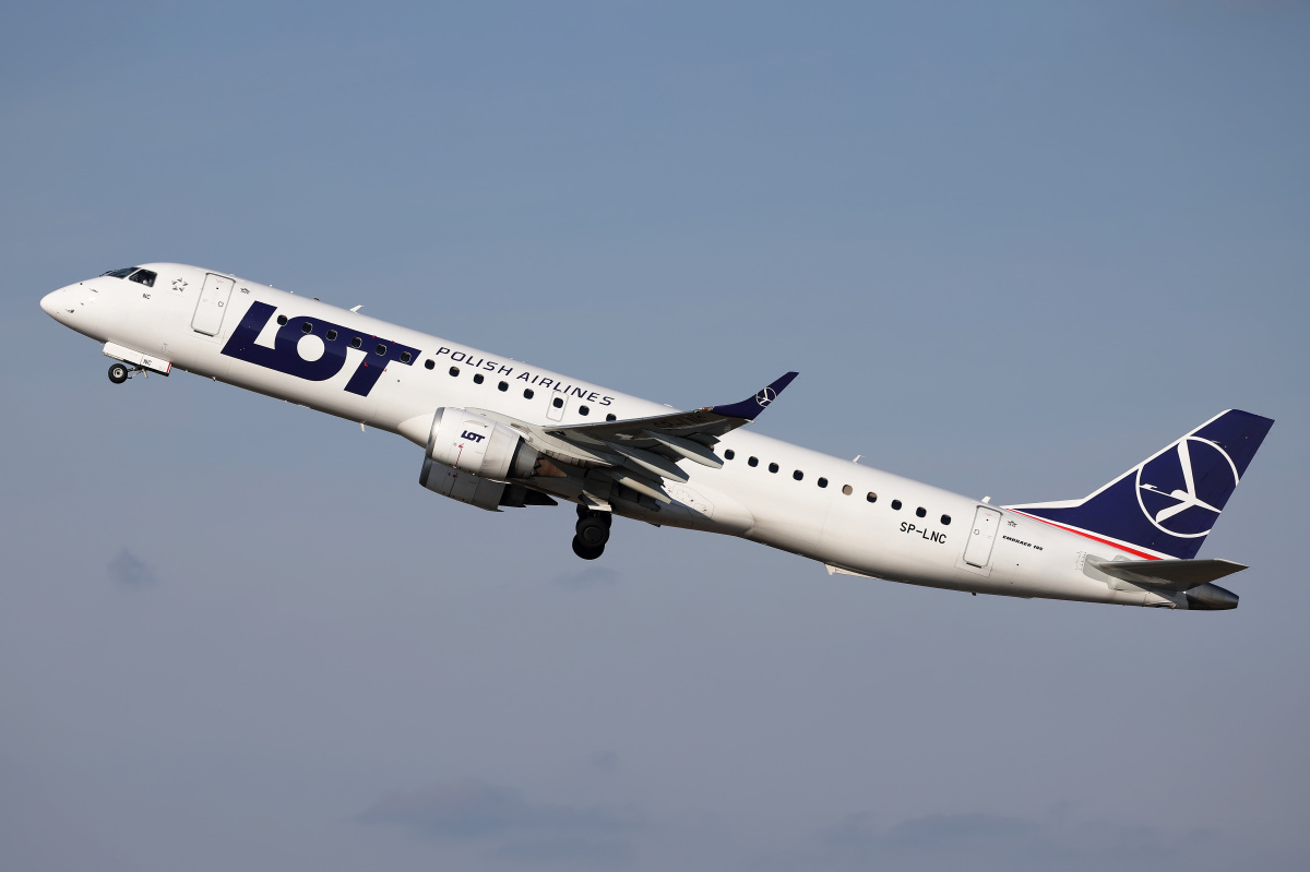 SP-LNC (new livery) (Aircraft » EPWA Spotting » Embraer E195 (ERJ-190-200) » LOT Polish Airlines)