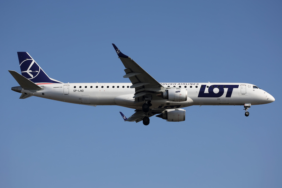 SP-LND (updated livery) (Aircraft » EPWA Spotting » Embraer E195 (ERJ-190-200) » LOT Polish Airlines)