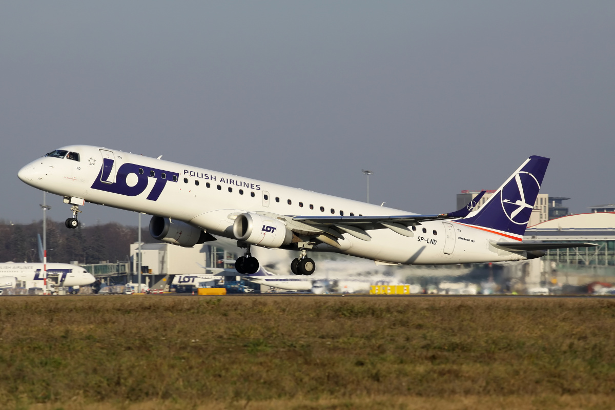 SP-LND ("Niepodległa" sticker) (Aircraft » EPWA Spotting » Embraer E195 (ERJ-190-200) » LOT Polish Airlines)