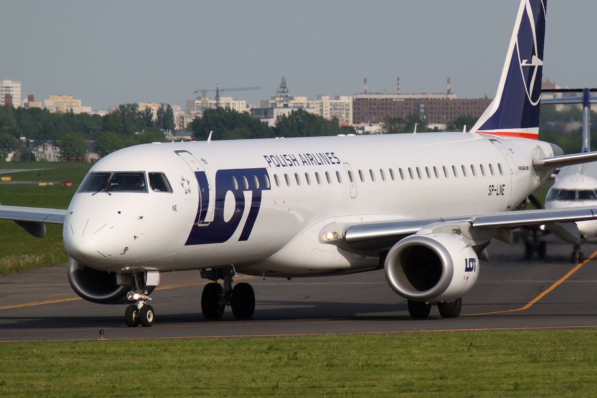 SP-LNE (Aircraft » EPWA Spotting » Embraer E195 » LOT Polish Airlines)