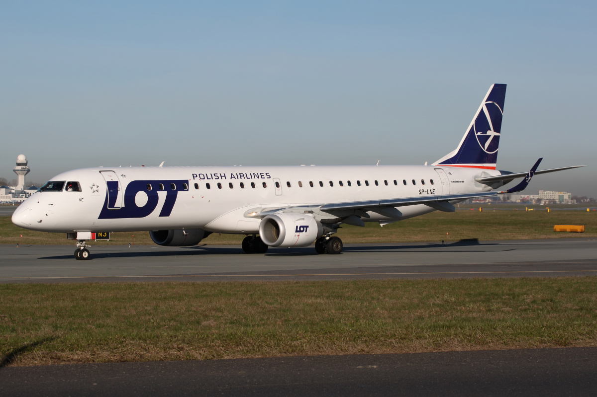 SP-LNE (Aircraft » EPWA Spotting » Embraer E195 » LOT Polish Airlines)