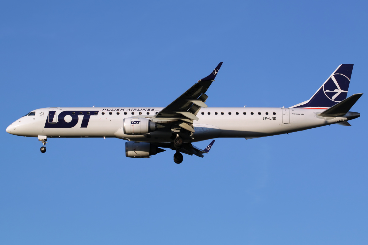 SP-LNE (Aircraft » EPWA Spotting » Embraer E195 » LOT Polish Airlines)