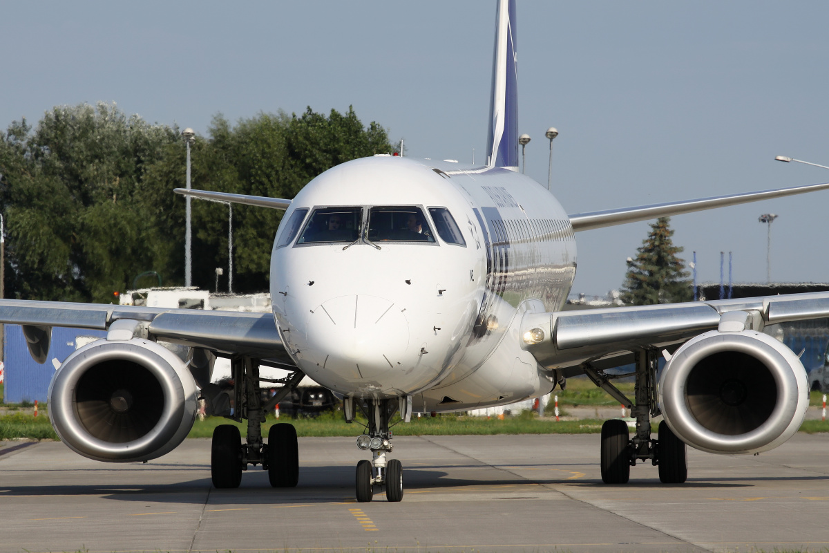 SP-LNE (Aircraft » EPWA Spotting » Embraer E195 (ERJ-190-200) » LOT Polish Airlines)