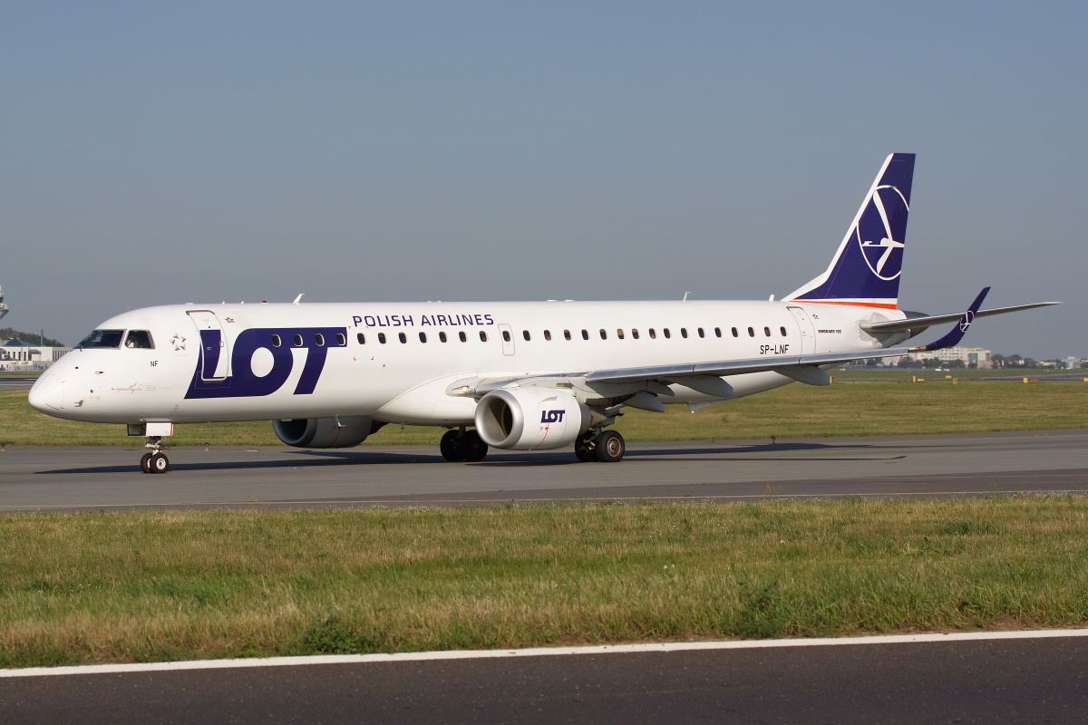 SP-LNF ("Niepodległa" sticker) (Aircraft » EPWA Spotting » Embraer E195 (ERJ-190-200) » LOT Polish Airlines)