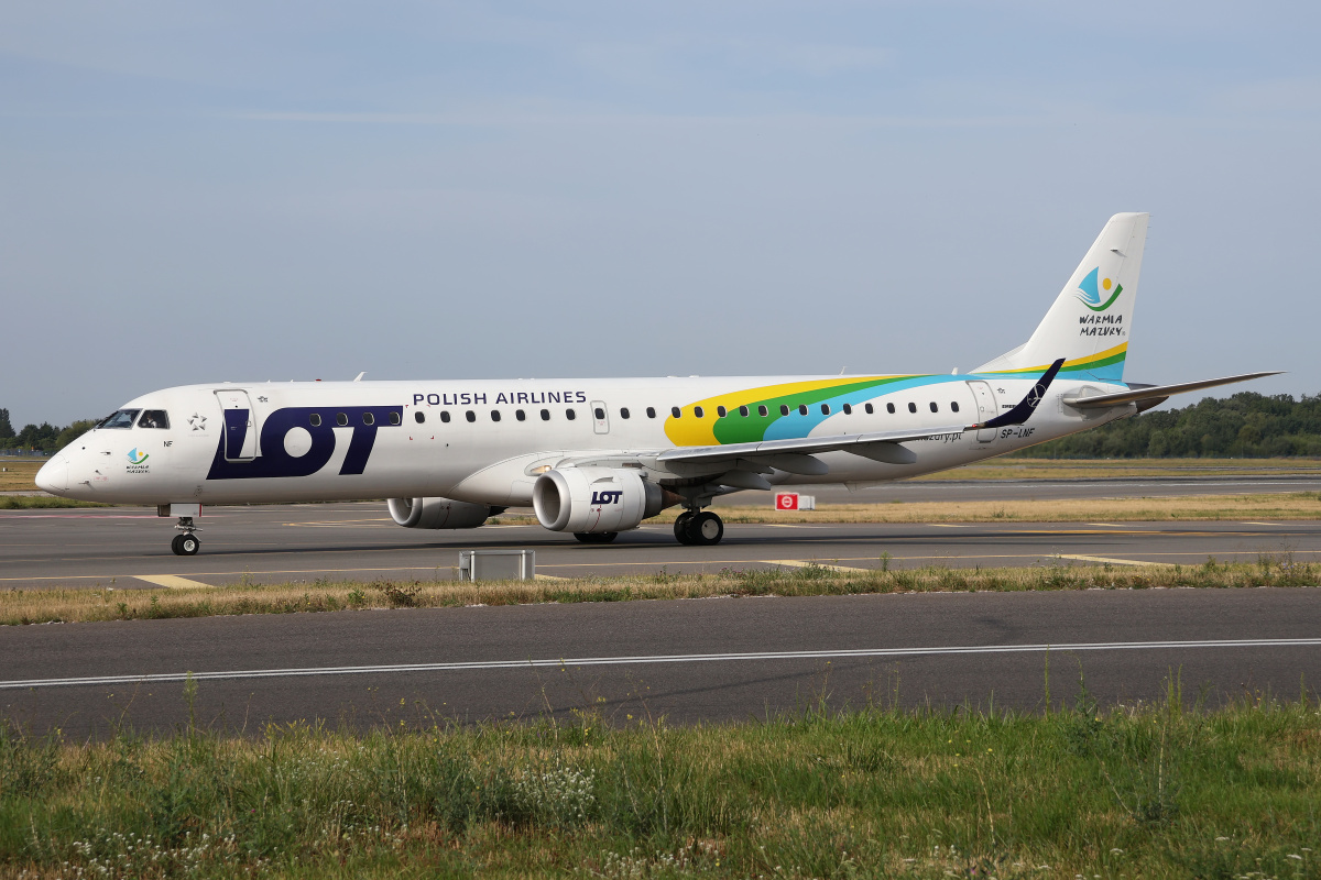 SP-LNF (nowe malowanie Warmia Mazury) (Samoloty » Spotting na EPWA » Embraer E195 » Polskie Linie Lotnicze LOT)