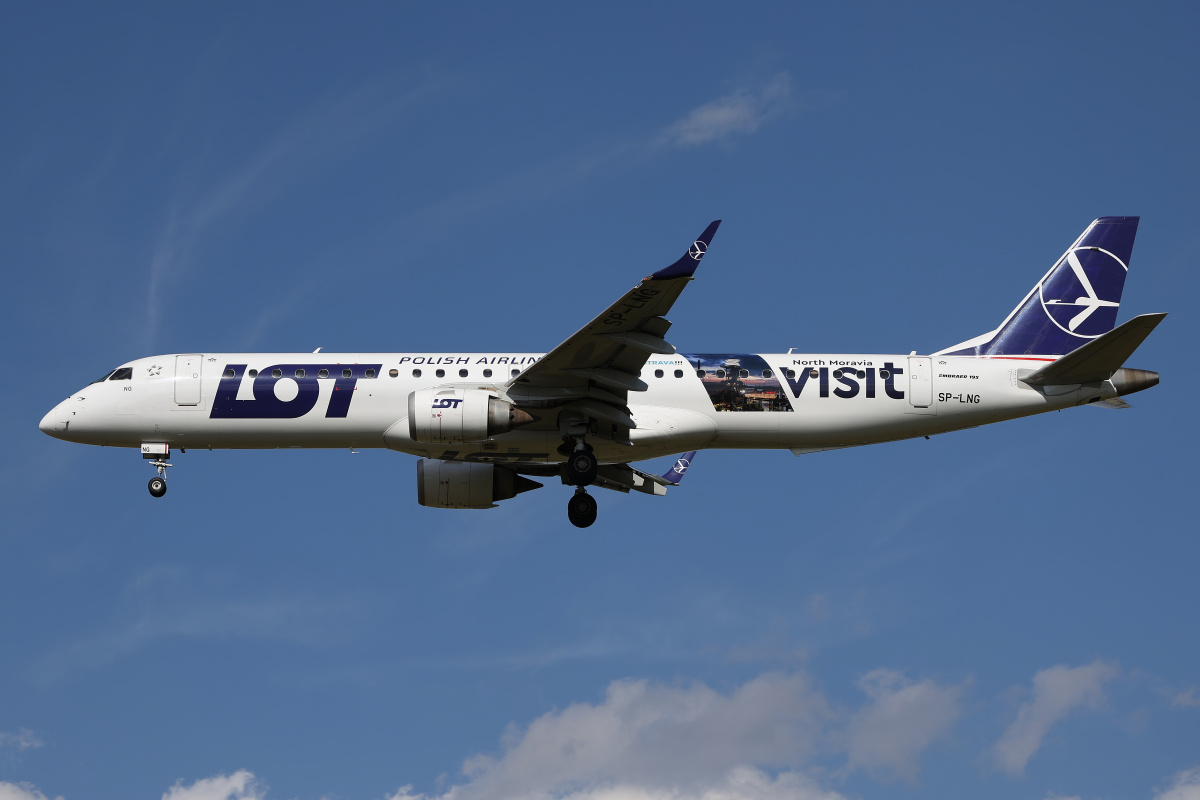 SP-LNG ("Visit North Moravia" wrap) (Aircraft » EPWA Spotting » Embraer E195 (ERJ-190-200) » LOT Polish Airlines)