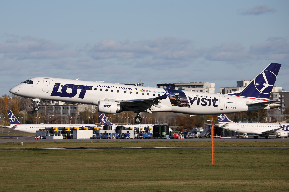 SP-LNG ("Visit North Moravia" wrap) (Aircraft » EPWA Spotting » Embraer E195 (ERJ-190-200) » LOT Polish Airlines)