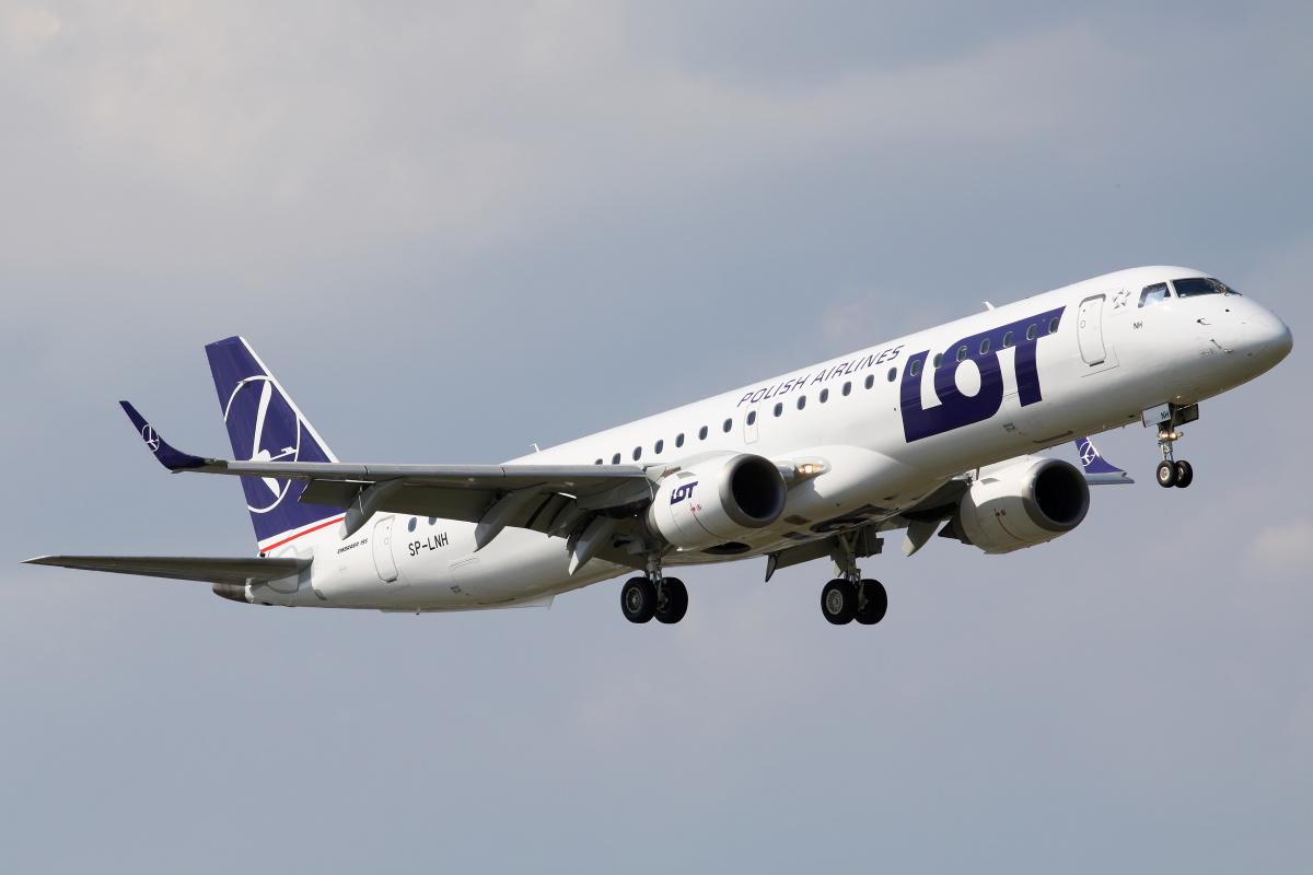 SP-LNH (Aircraft » EPWA Spotting » Embraer E195 » LOT Polish Airlines)