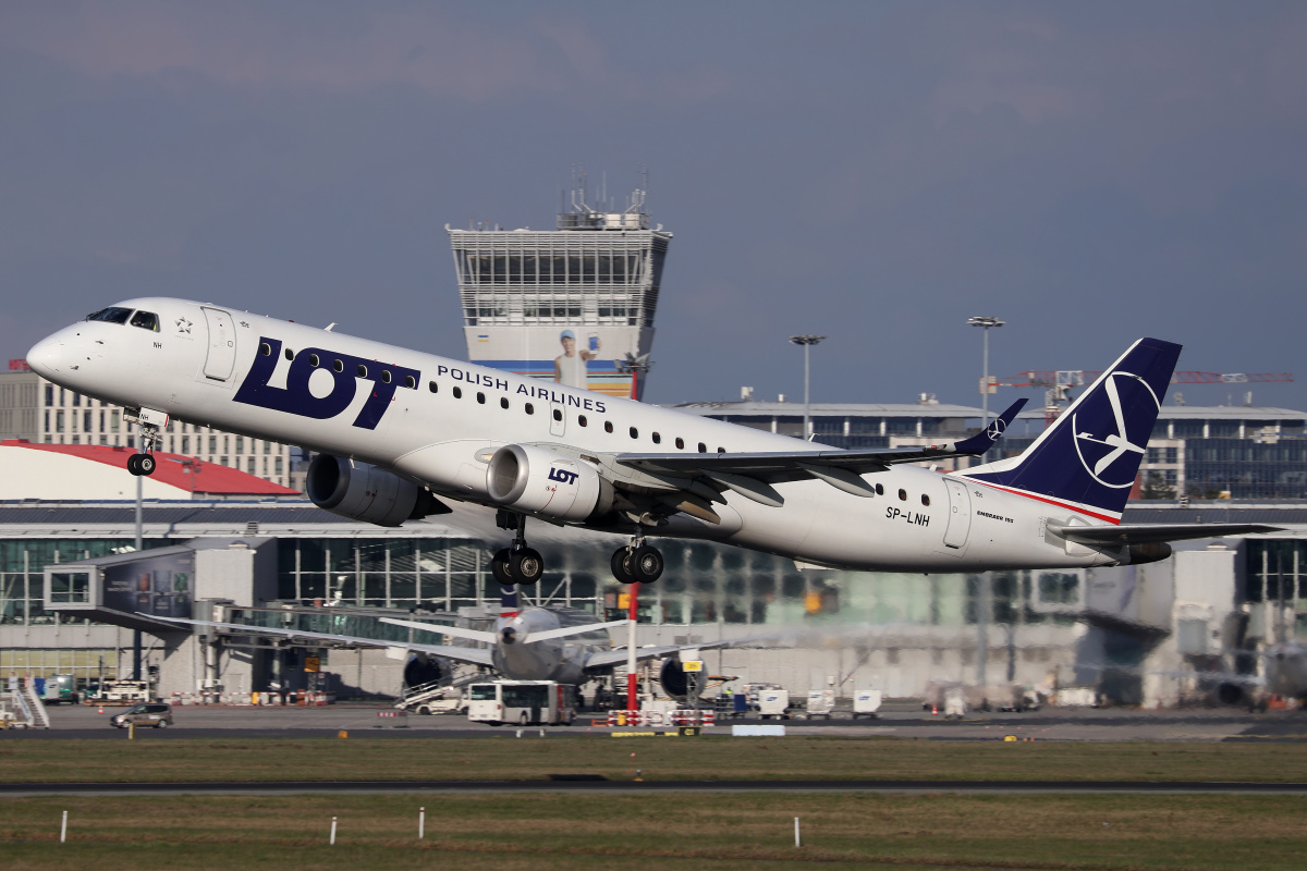 SP-LNH (Aircraft » EPWA Spotting » Embraer E195 (ERJ-190-200) » LOT Polish Airlines)