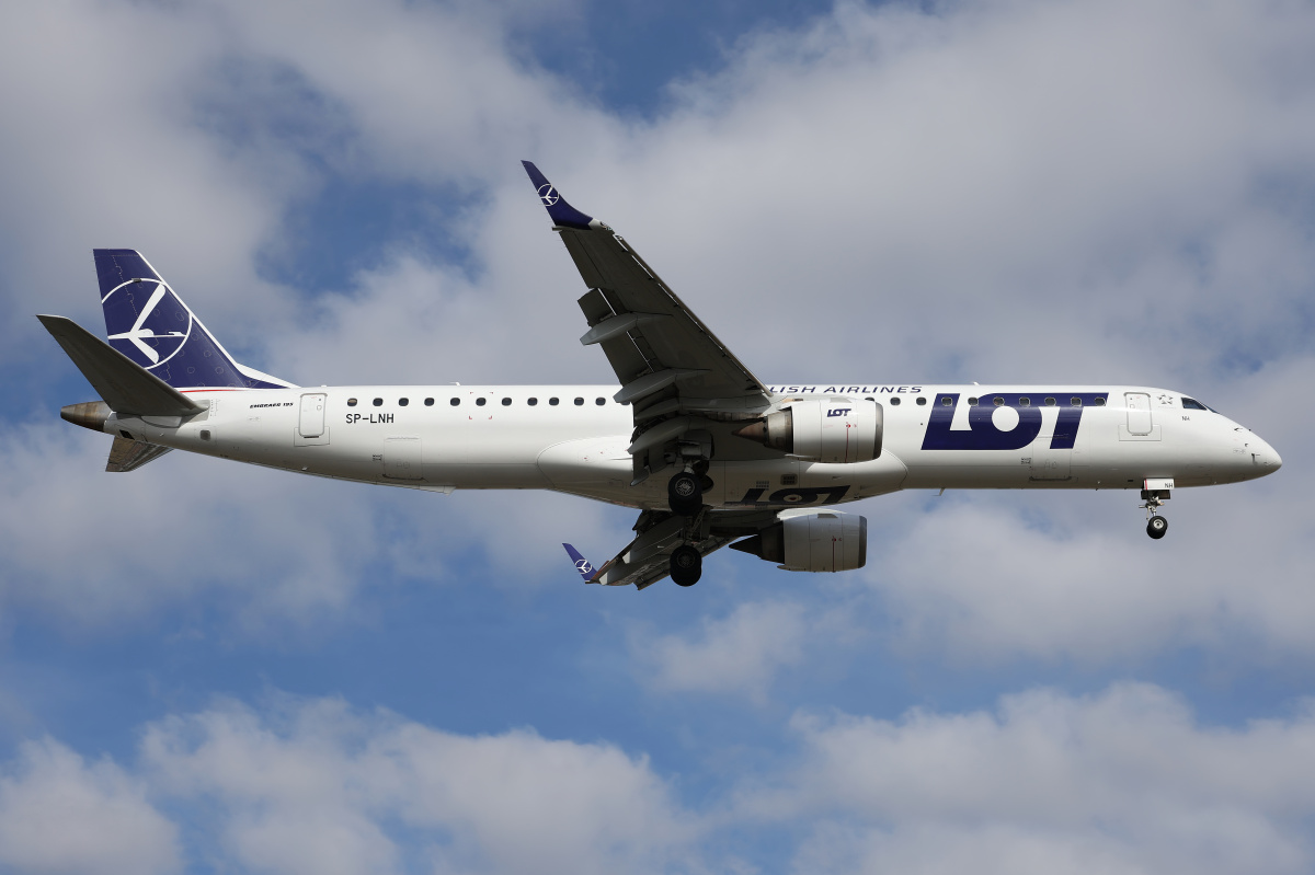 SP-LNH (Aircraft » EPWA Spotting » Embraer E195 (ERJ-190-200) » LOT Polish Airlines)