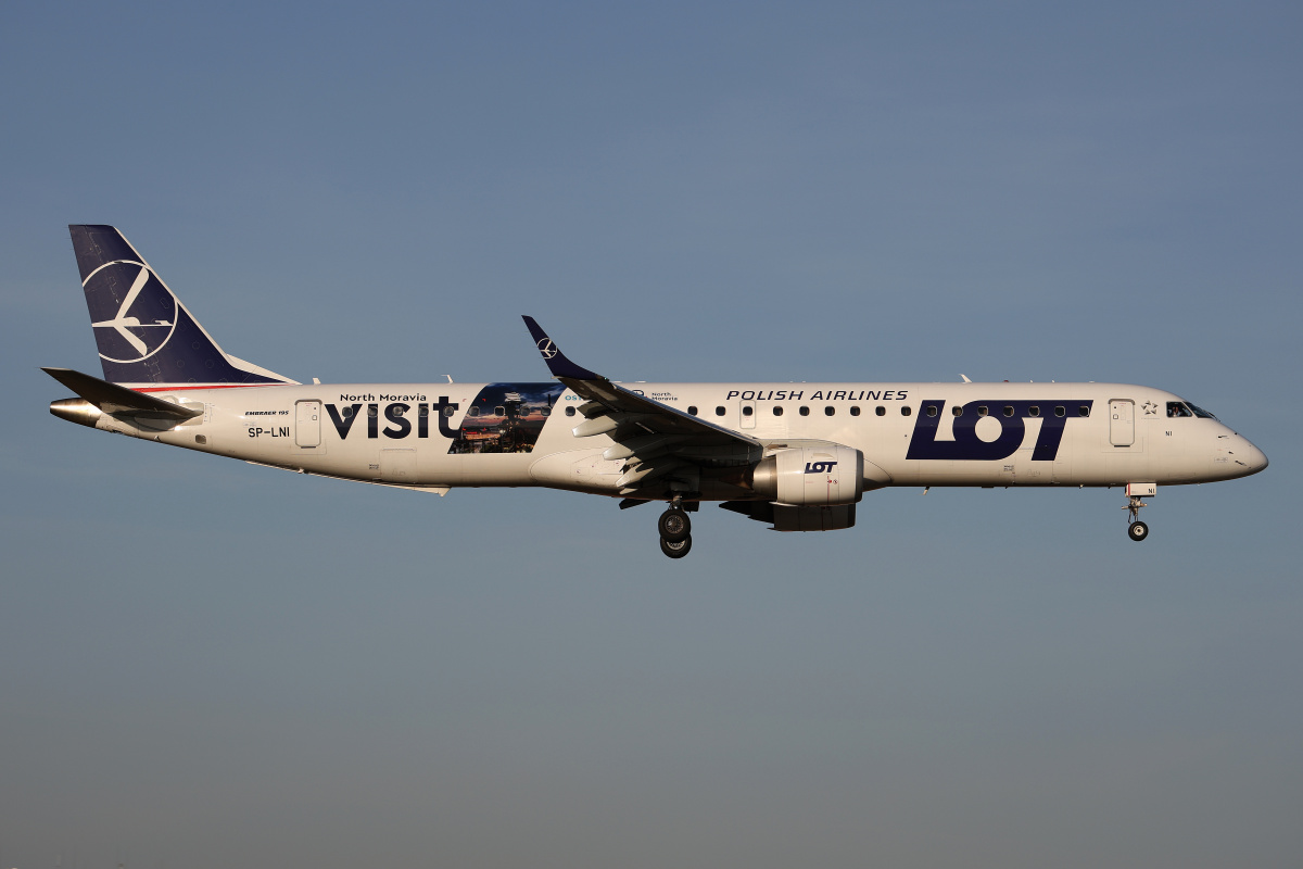 SP-LNI (Visit North Moravia livery) (Aircraft » EPWA Spotting » Embraer E195 » LOT Polish Airlines)