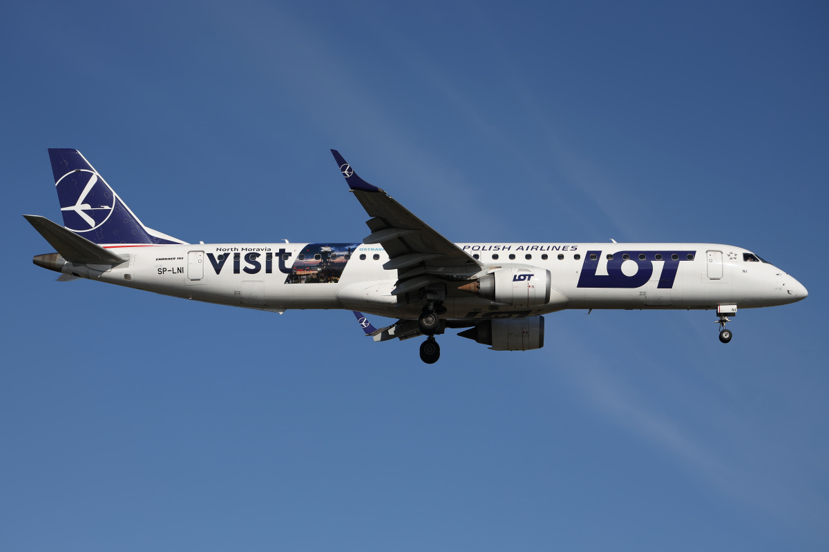 SP-LNI ("Visit North Moravia" wrap) (Aircraft » EPWA Spotting » Embraer E195 (ERJ-190-200) » LOT Polish Airlines)