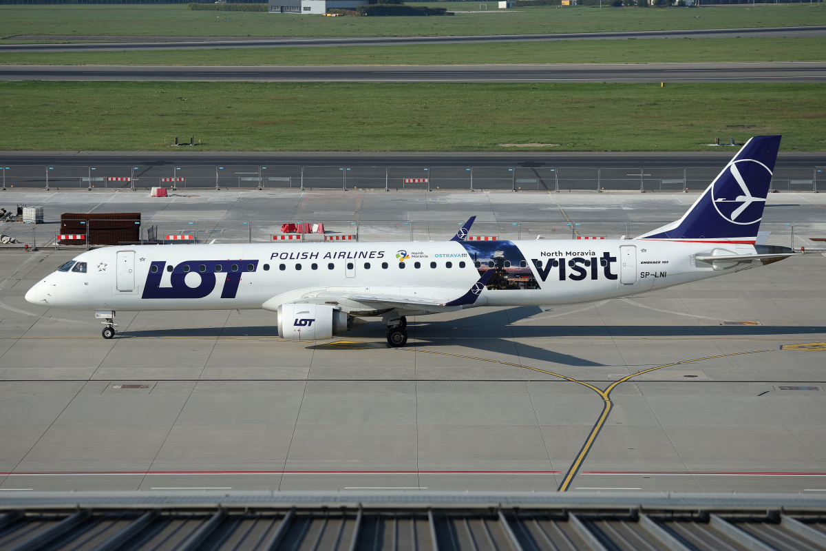 SP-LNI ("Visit North Moravia" wrap) (Aircraft » EPWA Spotting » Embraer E195 (ERJ-190-200) » LOT Polish Airlines)