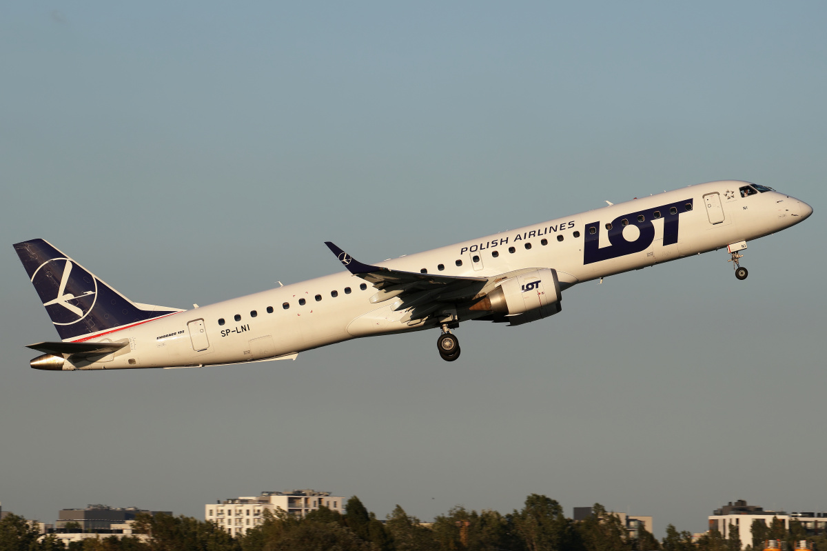 SP-LNI (Aircraft » EPWA Spotting » Embraer E195 (ERJ-190-200) » LOT Polish Airlines)