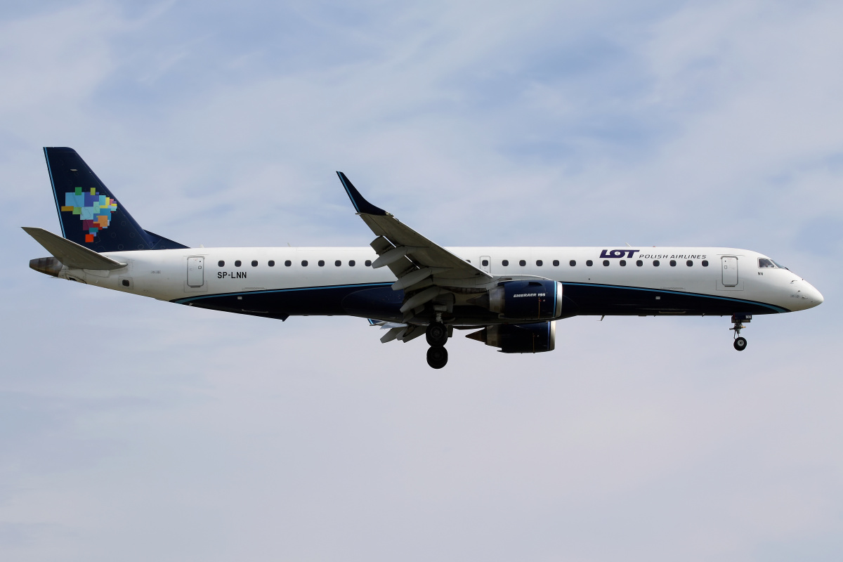 SP-LNN (Azul Brazilian Airlines) (Aircraft » EPWA Spotting » Embraer E195 (ERJ-190-200) » LOT Polish Airlines)