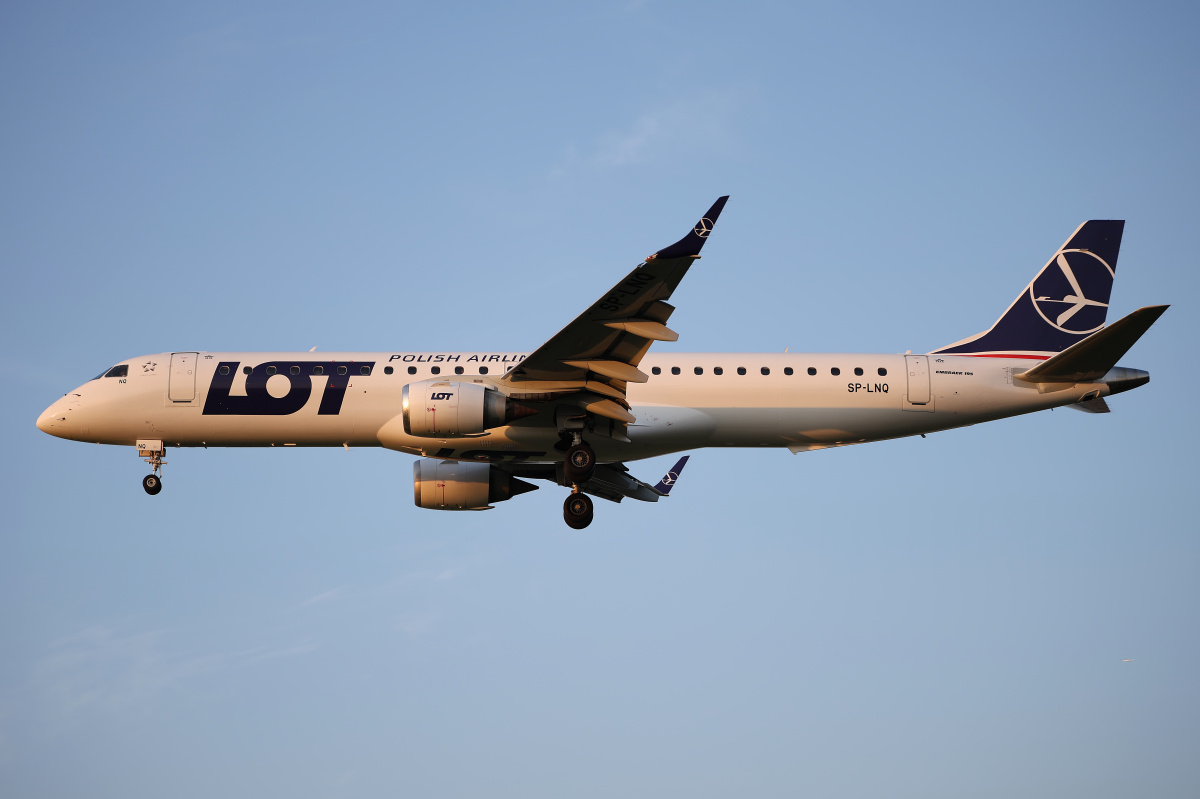 SP-LNQ (Aircraft » EPWA Spotting » Embraer E195 » LOT Polish Airlines)