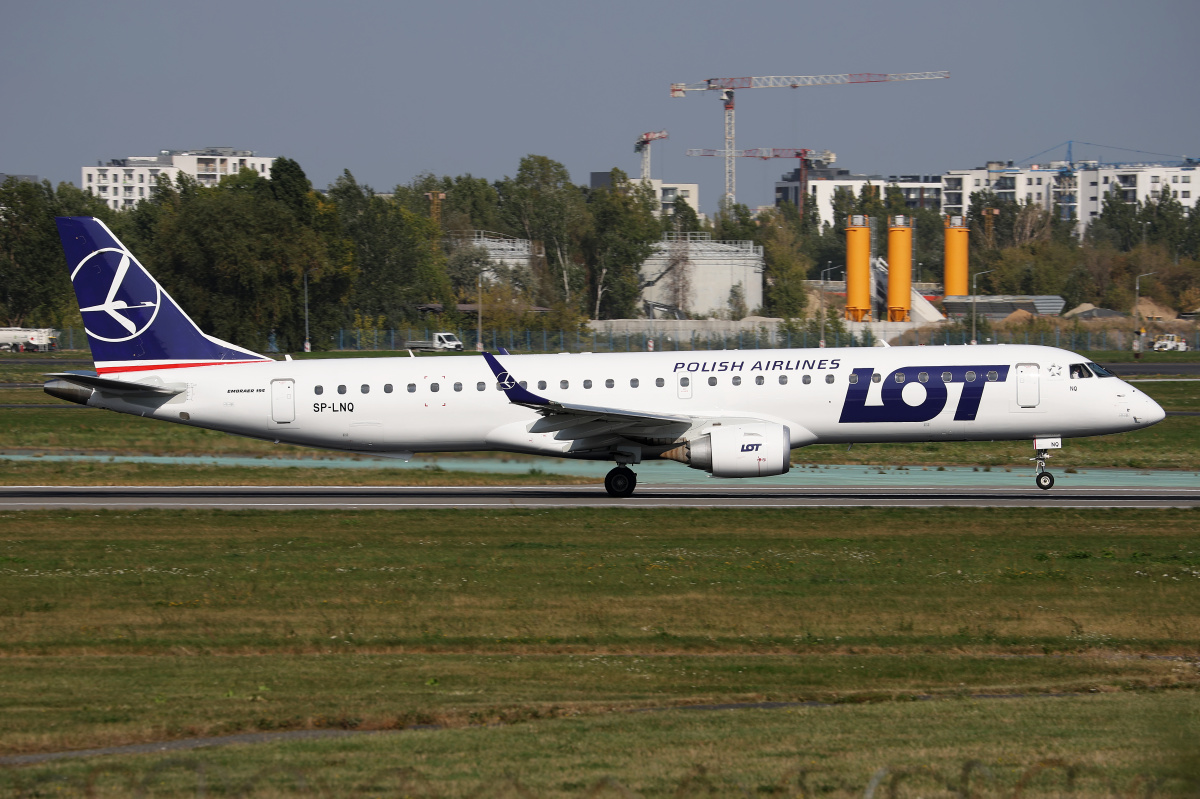 SP-LNQ (Aircraft » EPWA Spotting » Embraer E195 » LOT Polish Airlines)