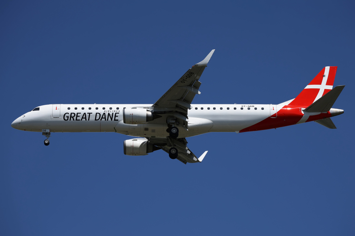 OY-GDB, Great Dane Airlines (Samoloty » Spotting na EPWA » Embraer E195)