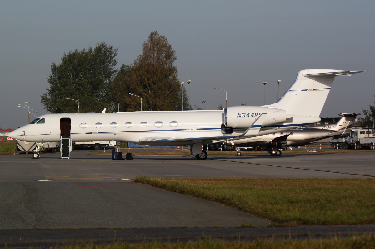 N344RS, private (Aircraft » EPWA Spotting » Gulfstream V » G550 (GV-SP))