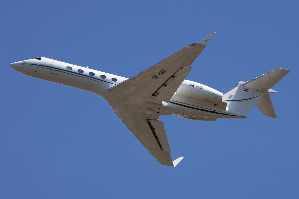 OE-ISN, Avcon Jet (Samoloty » Spotting na EPWA » Gulfstream V » G550 (GV-SP))