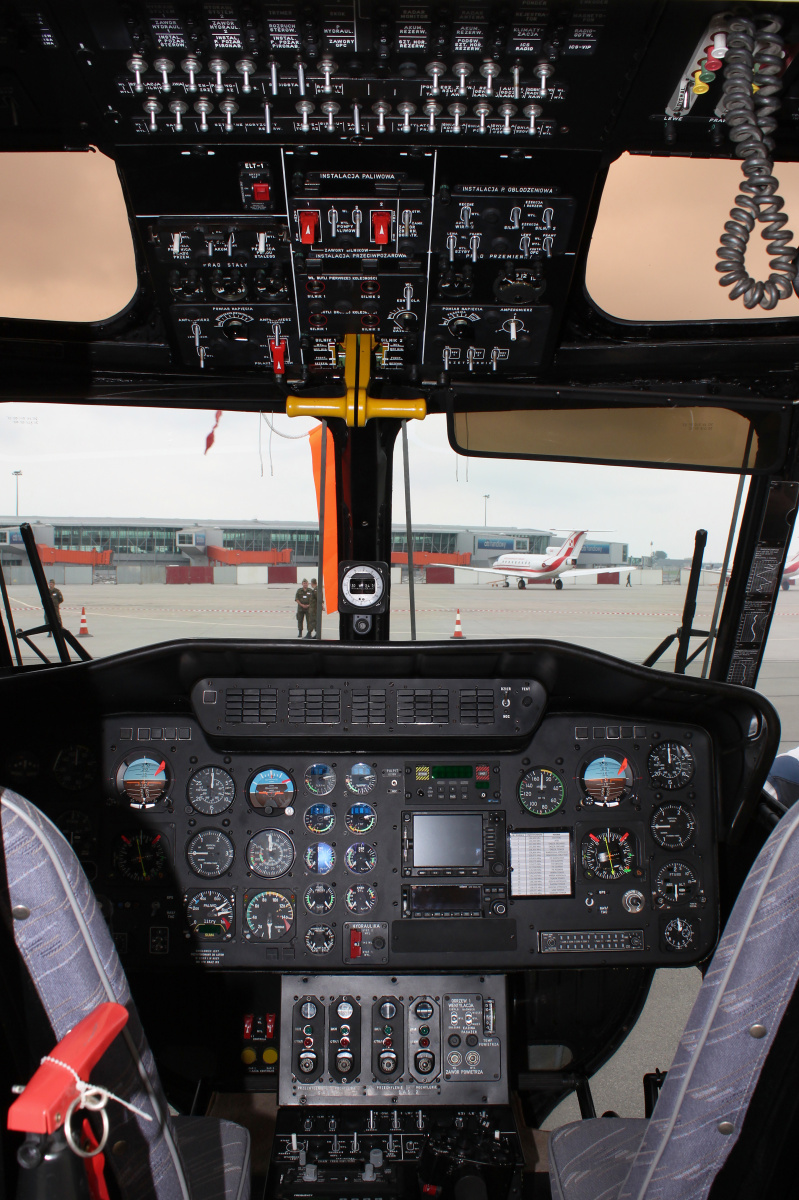 W-3A, 0915, Polish Air Force - cockpit