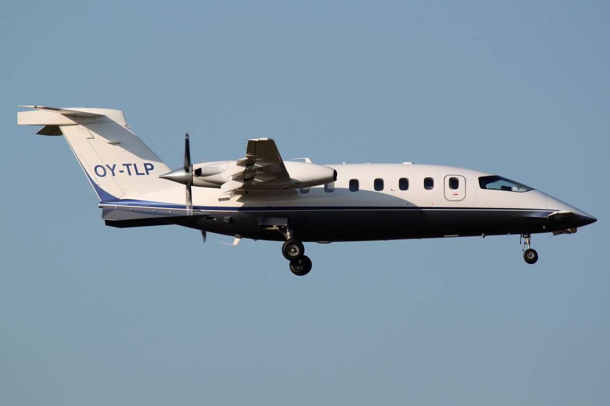 OY-TLP, Danish Crown (Samoloty » Spotting na EPWA » Piaggio P.180 Avanti)