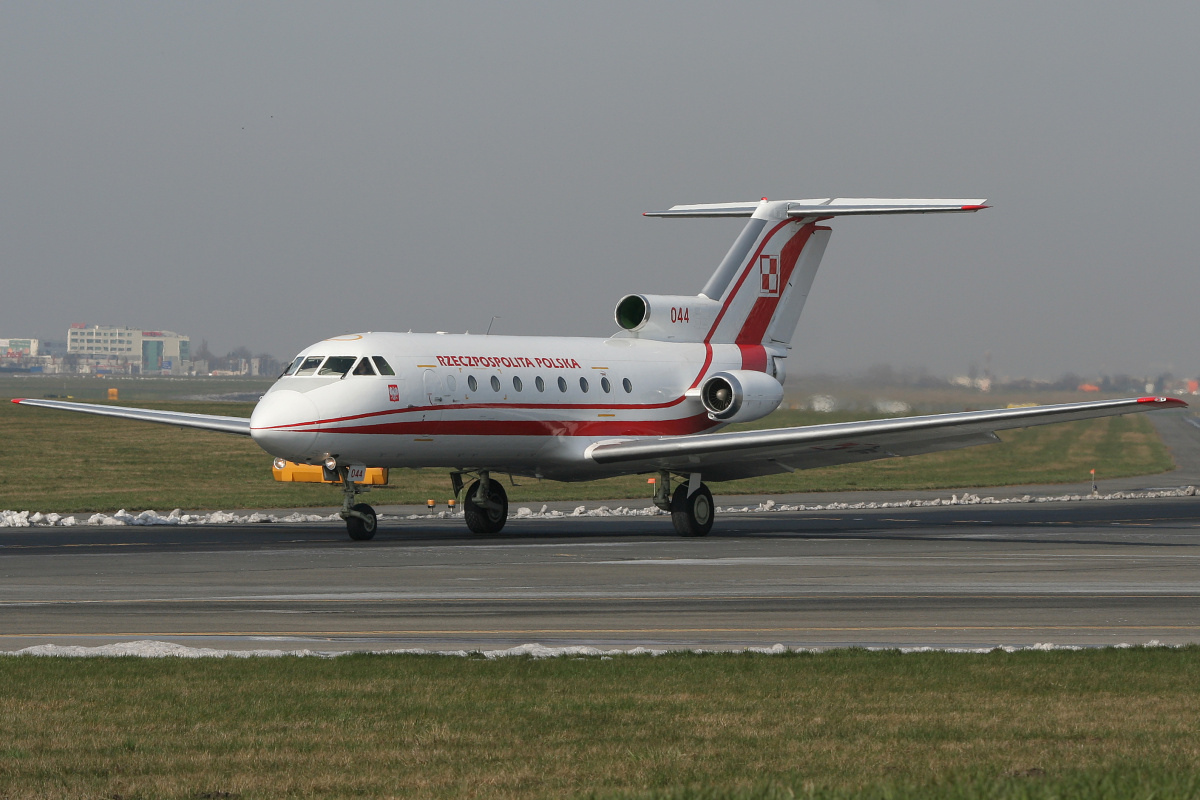 044 (Aircraft » EPWA Spotting » Yakovlev Yak-40 » Polish Air Force)