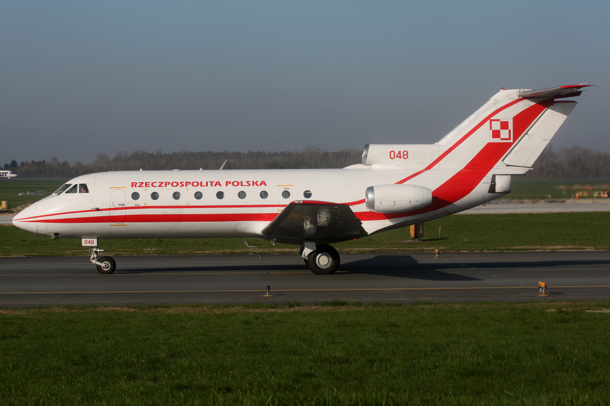 048 (Aircraft » EPWA Spotting » Yakovlev Yak-40 » Polish Air Force)