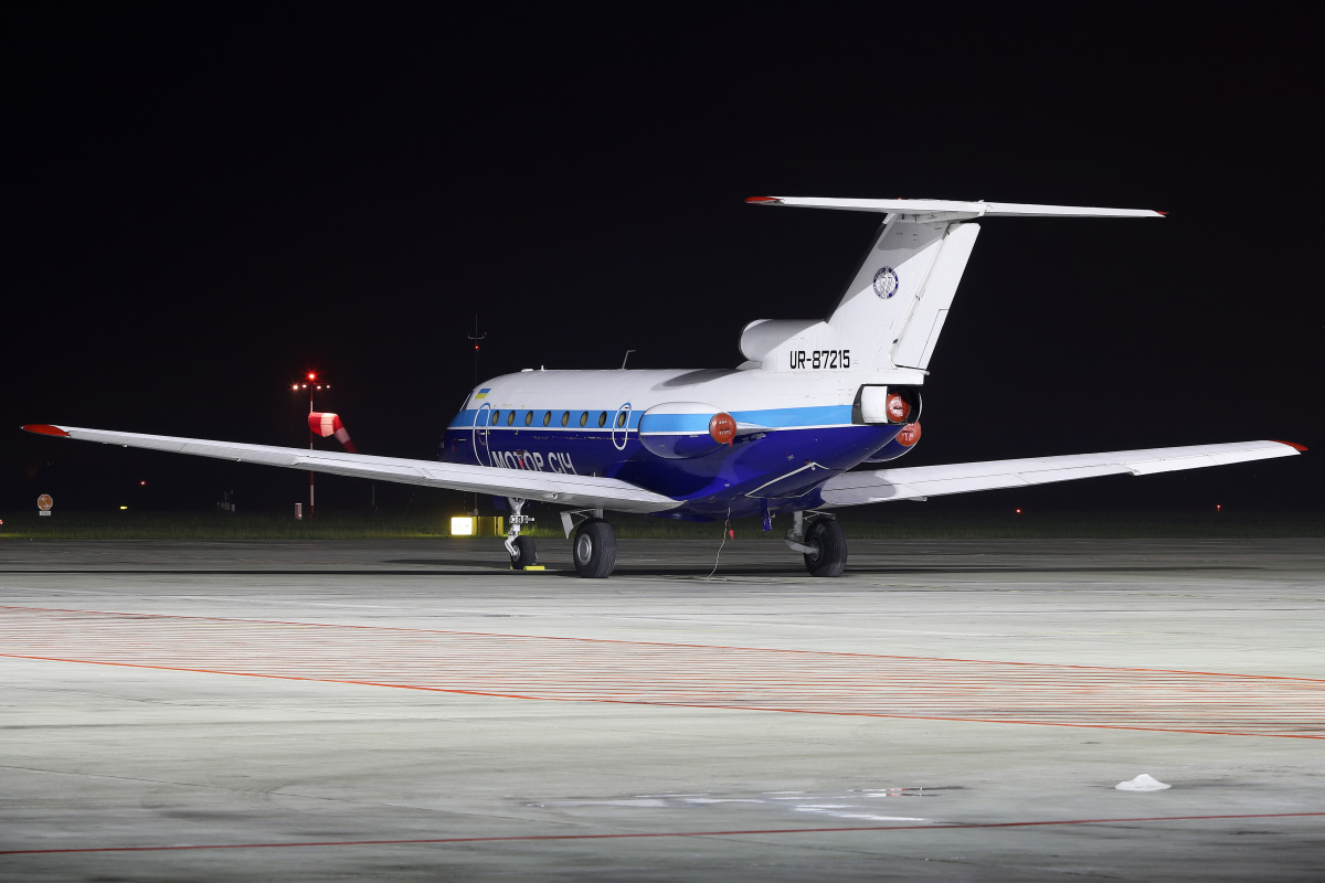 UR-87215, Motor Sich (Aircraft » EPWA Spotting » Yakovlev Yak-40)