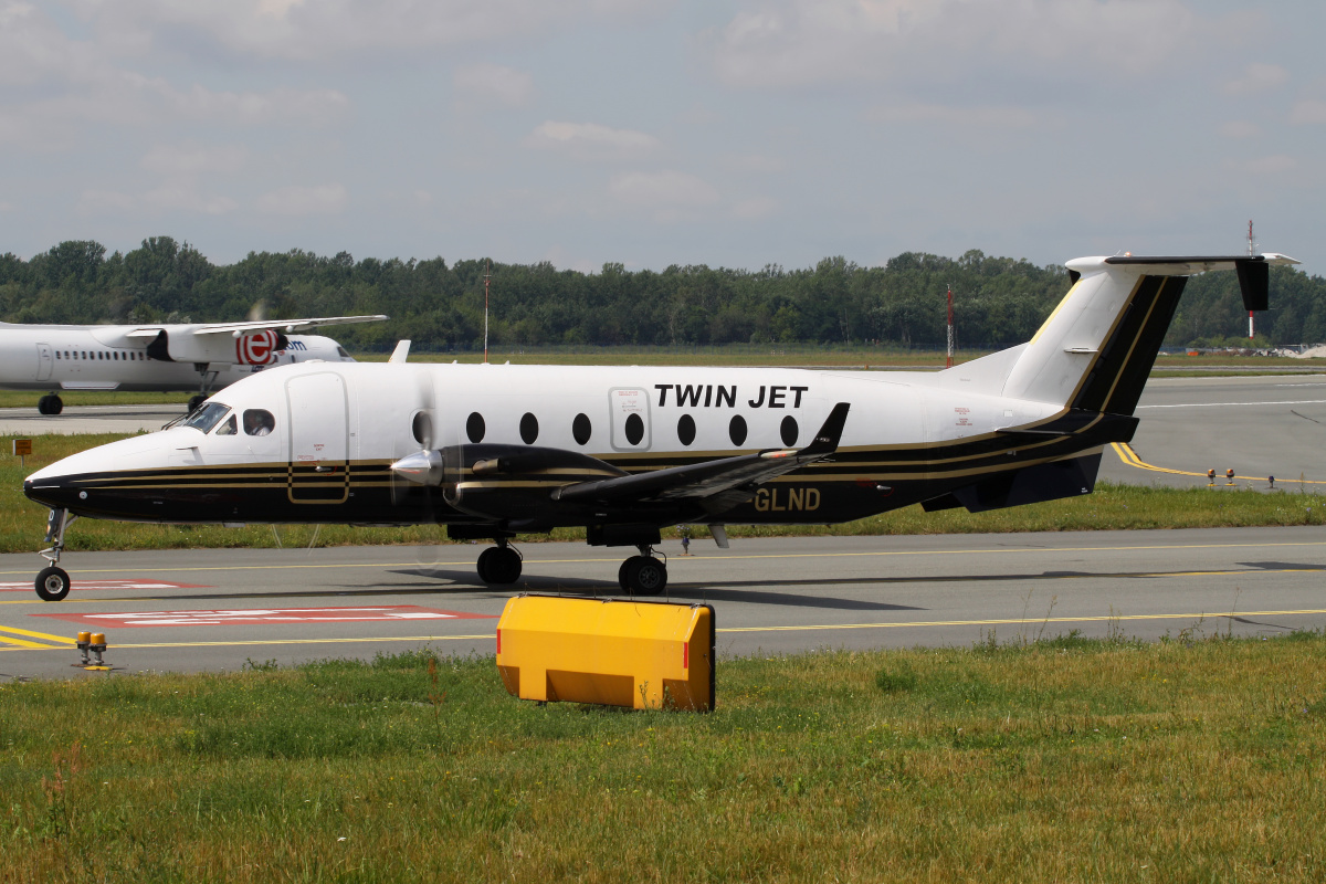 Beechcraft 1900, F-GLND, Twin Jet (Aircraft » EPWA Spotting » various)