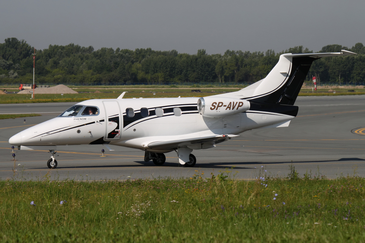 Embraer EMB-500 Phenom 100, SP-AVP, FlyJet Poland (Samoloty » Spotting na EPWA » pozostałe)