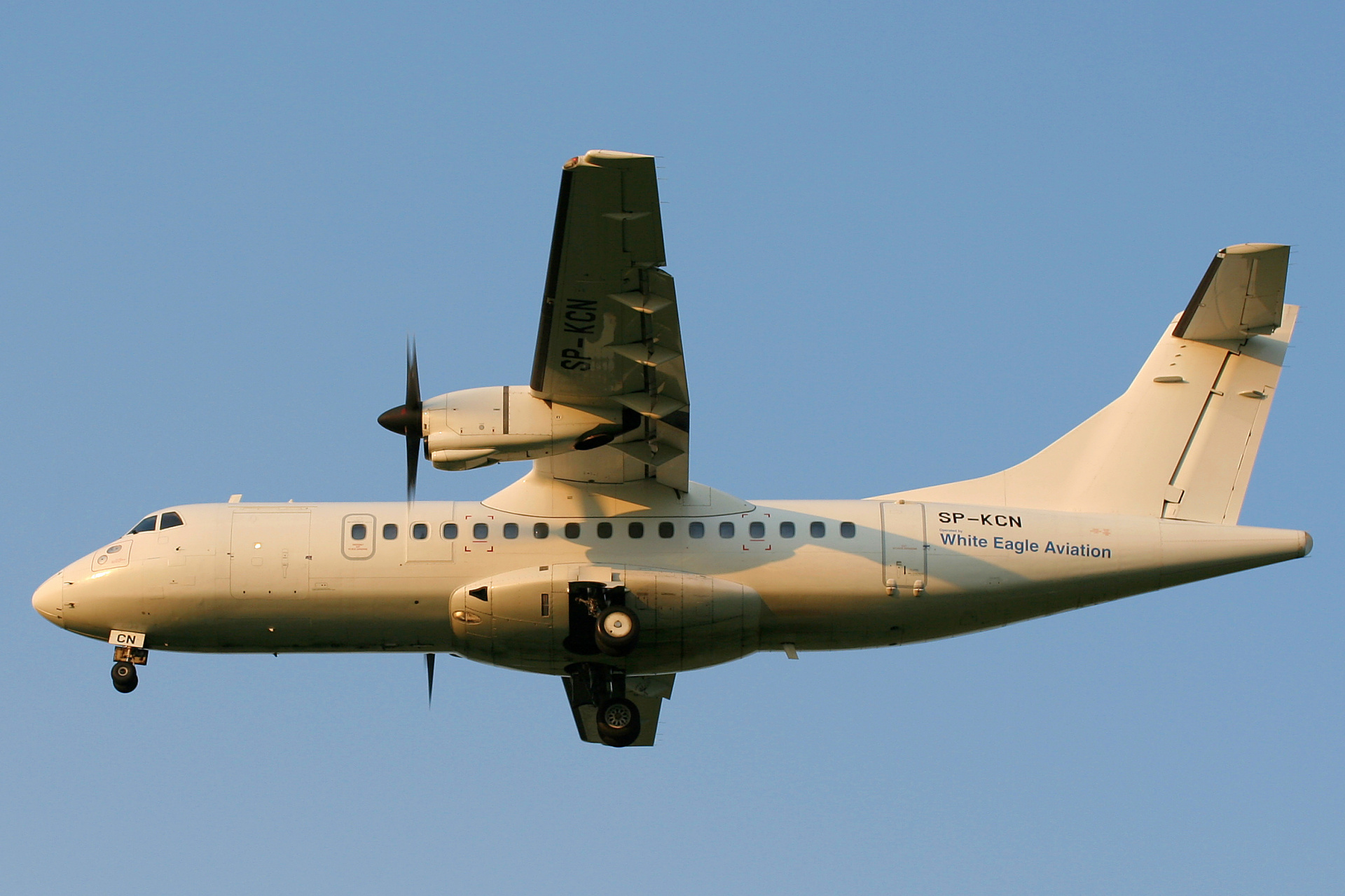 SP-KCN, White Eagle Aviation (Samoloty » Spotting na EPWA » ATR 42)