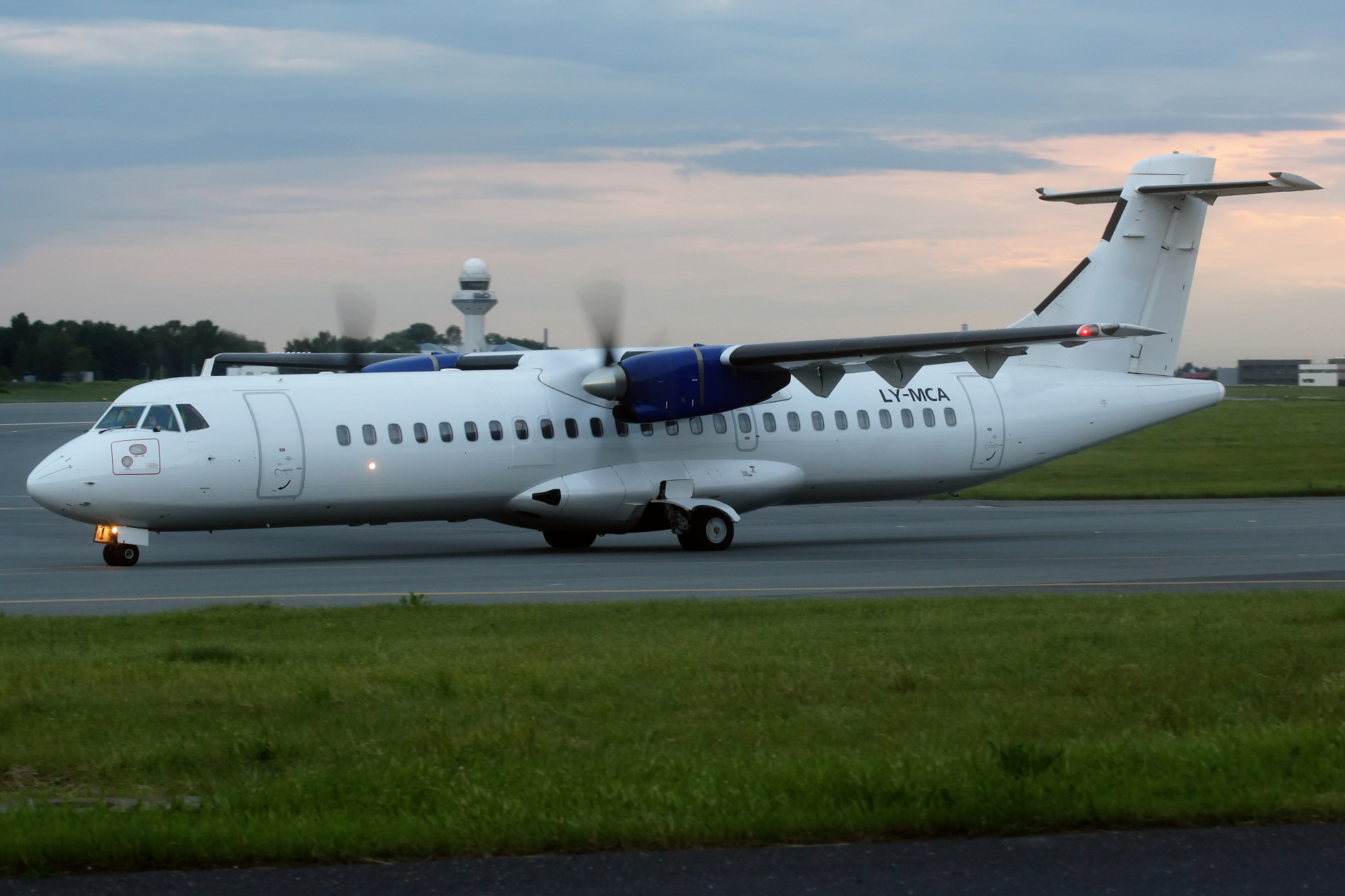 LY-MCA, Danu Aro Transportas (Aircraft » EPWA Spotting » ATR 72)