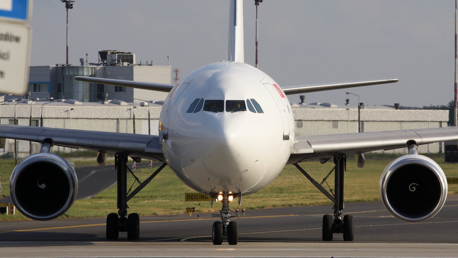 TC-MCE, MNG Airlines Cargo (Samoloty » Spotting na EPWA » Airbus A300B4-600F)