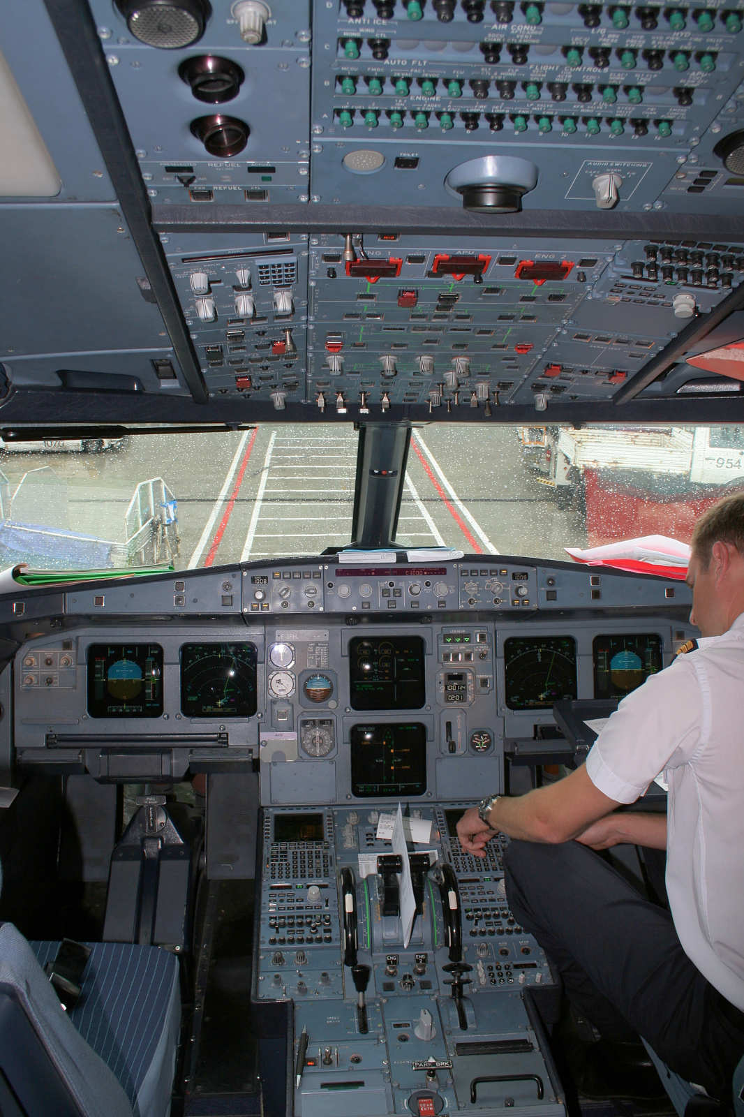 F-GRHL - kokpit (Samoloty » Spotting na EPWA » Airbus A319-100 » Air France)