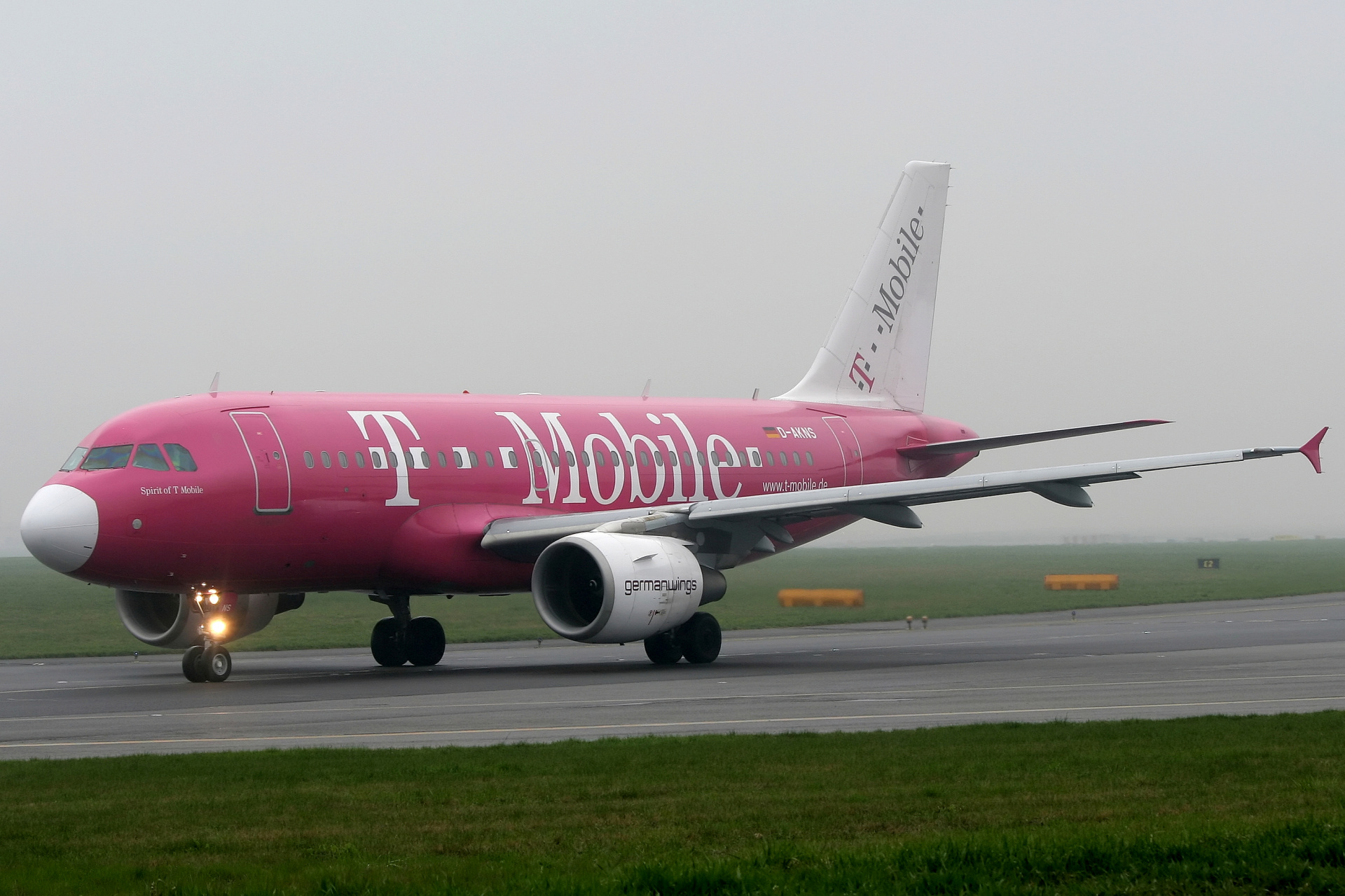 D-AKNS (T-Mobile livery) (Aircraft » EPWA Spotting » Airbus A319-100 » Germanwings)