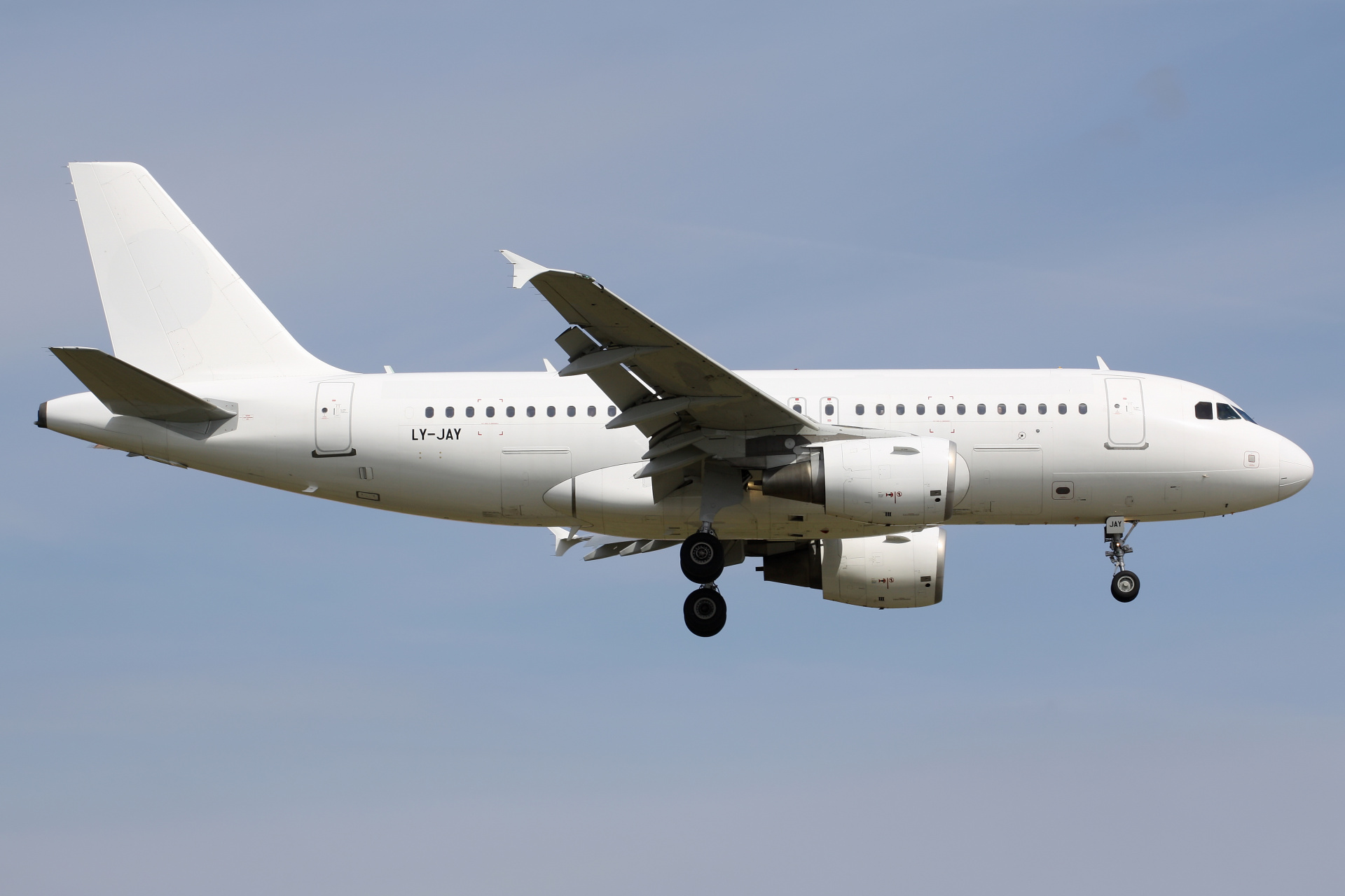 LY-JAY, GetJet Airlines (Samoloty » Spotting na EPWA » Airbus A319-100)