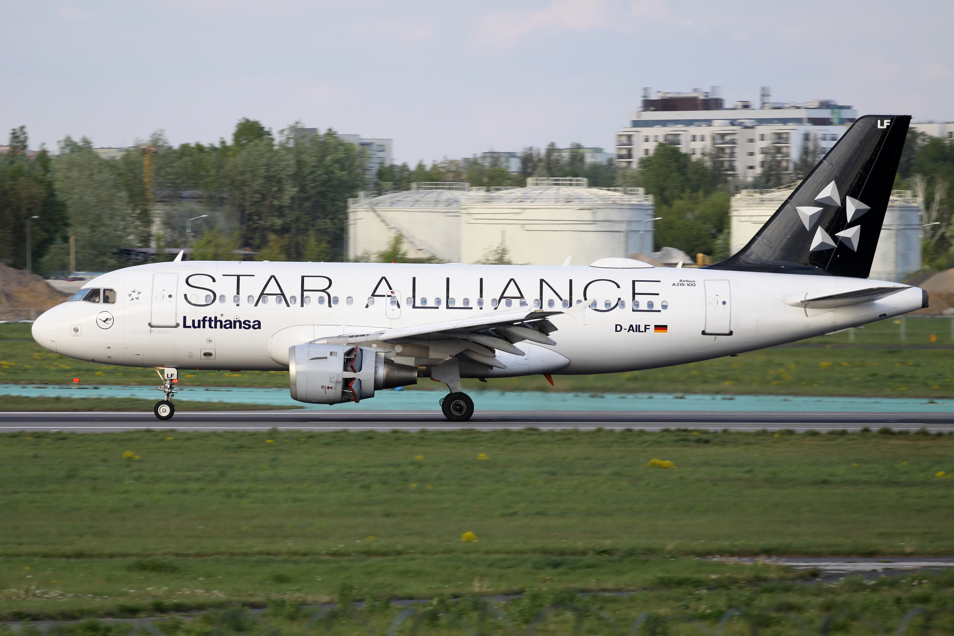D-AILF (Star Alliance livery) (Aircraft » EPWA Spotting » Airbus A319-100 » Lufthansa)