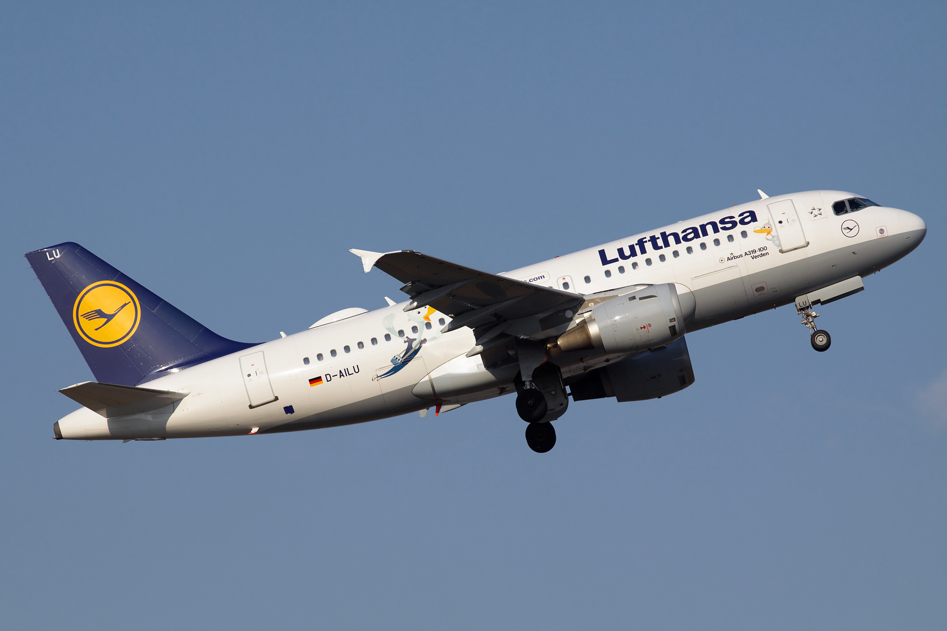 D-AILU (JetFriends livery) (Aircraft » EPWA Spotting » Airbus A319-100 » Lufthansa)