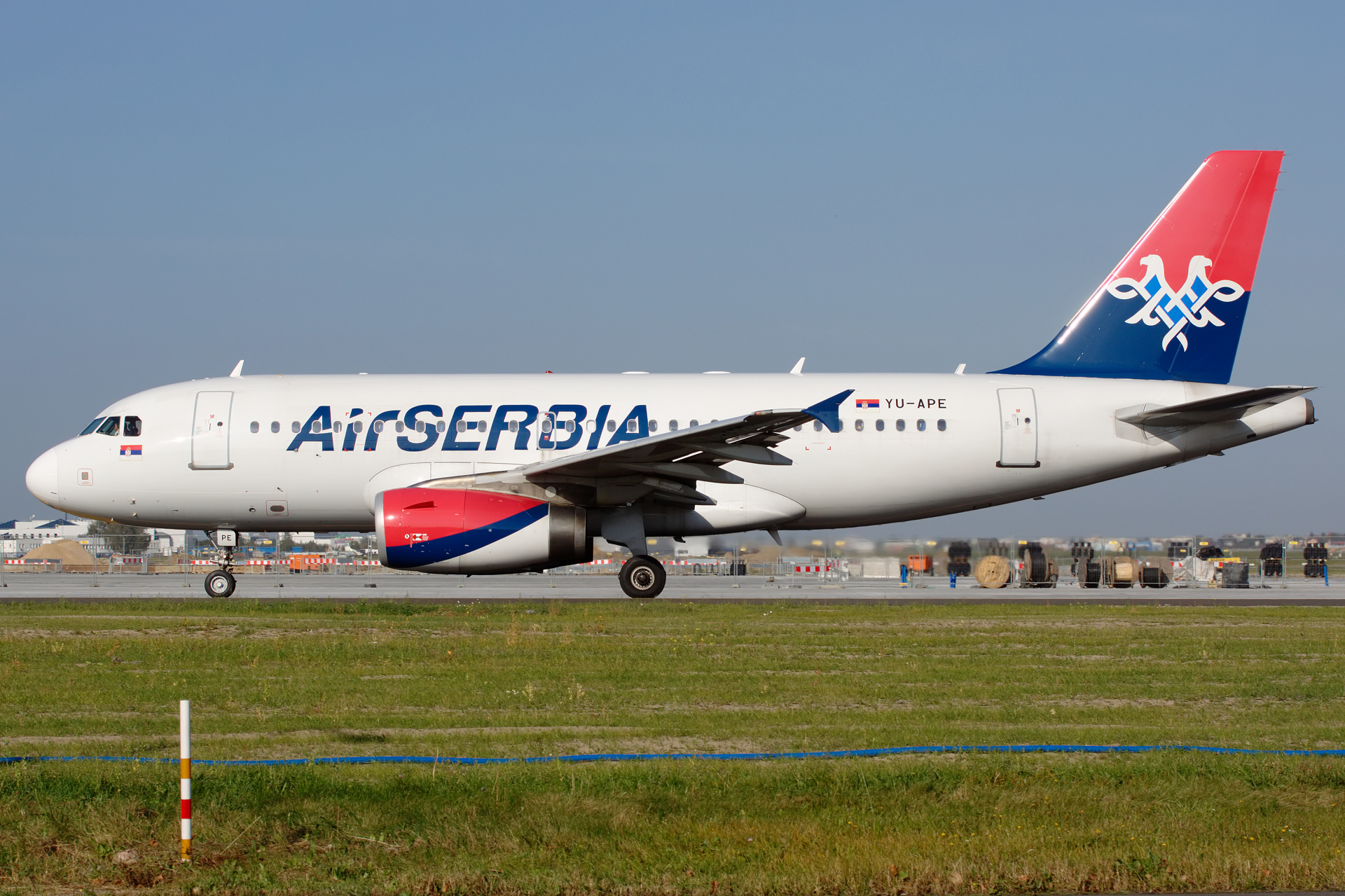 YU-APE, AirSerbia (Aircraft » EPWA Spotting » Airbus A319-100)