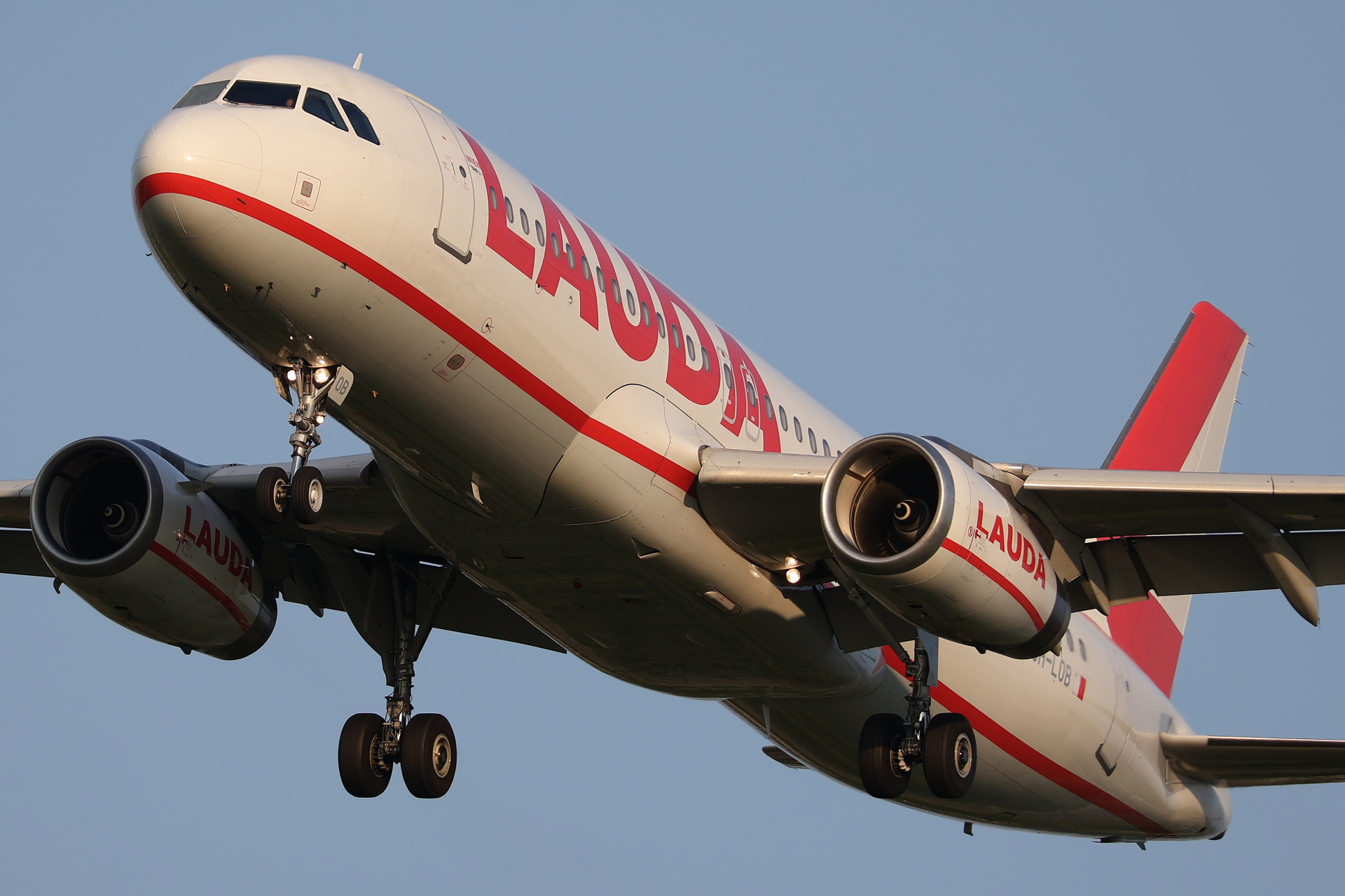 9H-LOB, Lauda Europe (Aircraft » EPWA Spotting » Airbus A320-200)