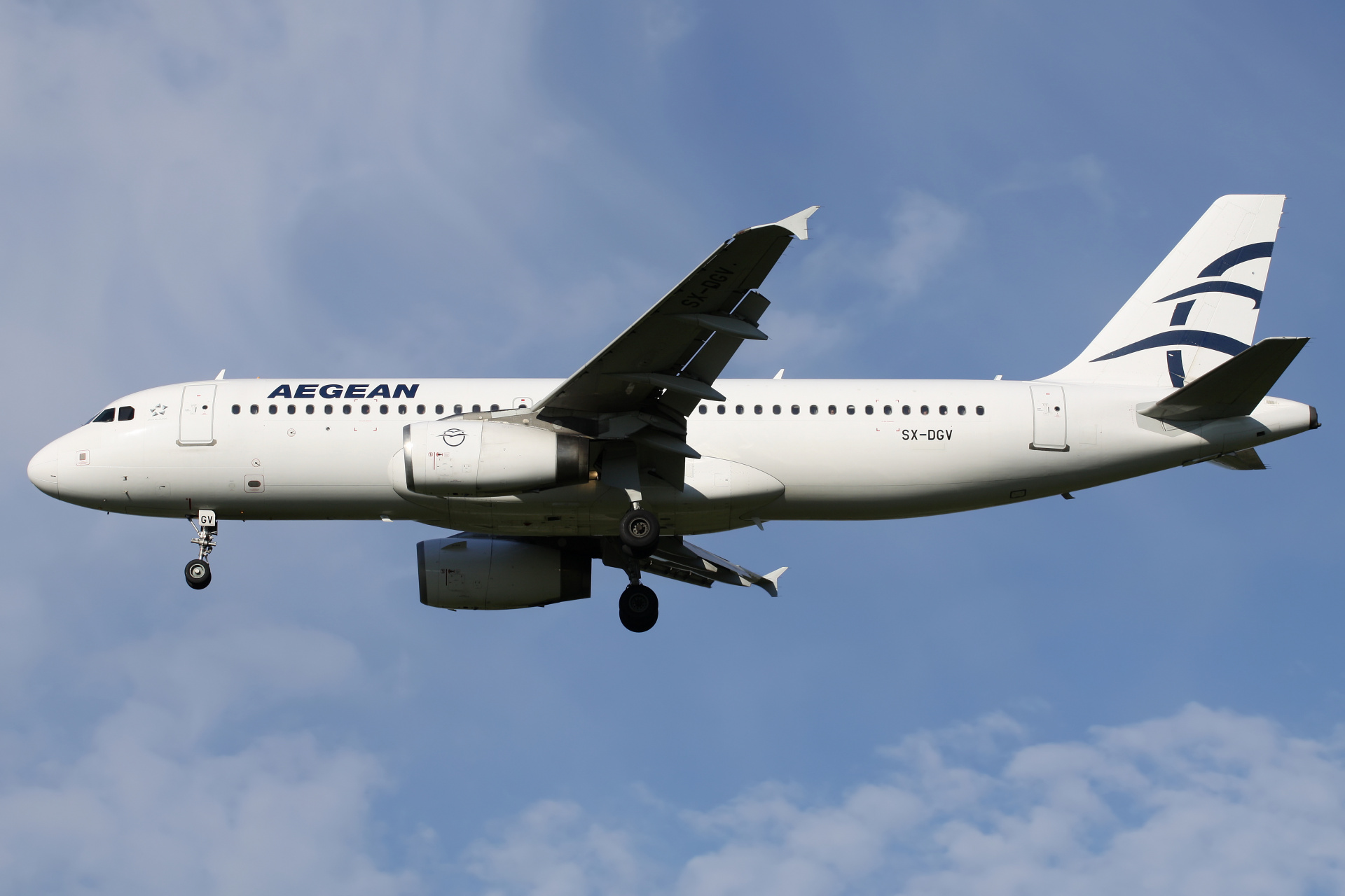 SX-DGV (malowanie niekompletne) (Samoloty » Spotting na EPWA » Airbus A320-200 » Aegean Airlines)