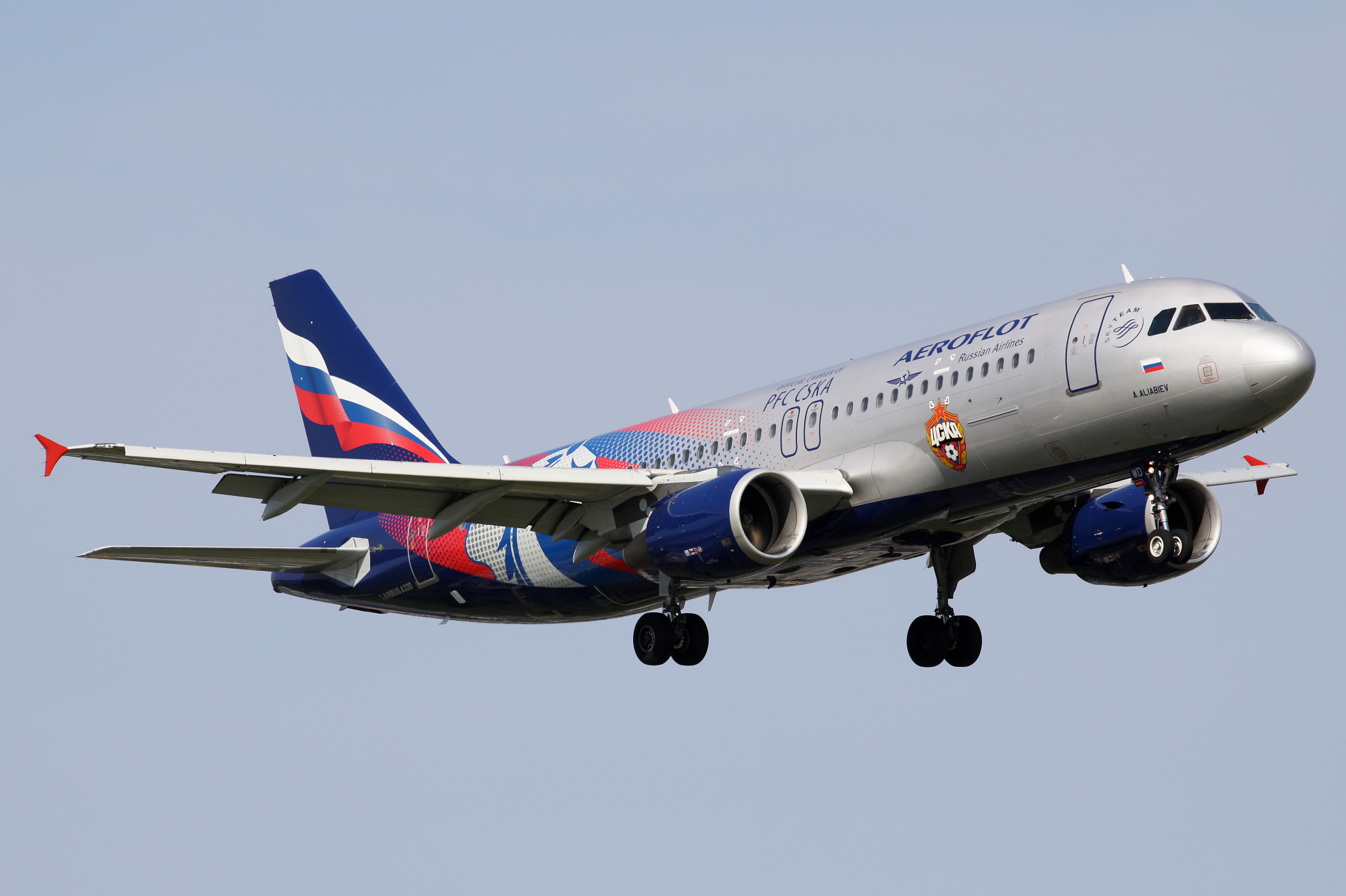 VP-BWD (malowanie klubu piłkarskiego CSKA) (Samoloty » Spotting na EPWA » Airbus A320-200 » Aeroflot Russian Airlines)