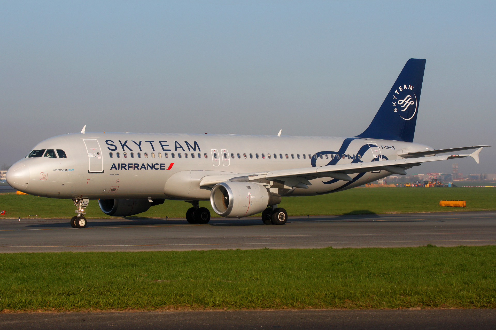F-GFKS (SkyTeam livery) (Aircraft » EPWA Spotting » Airbus A320-200 » Air France)