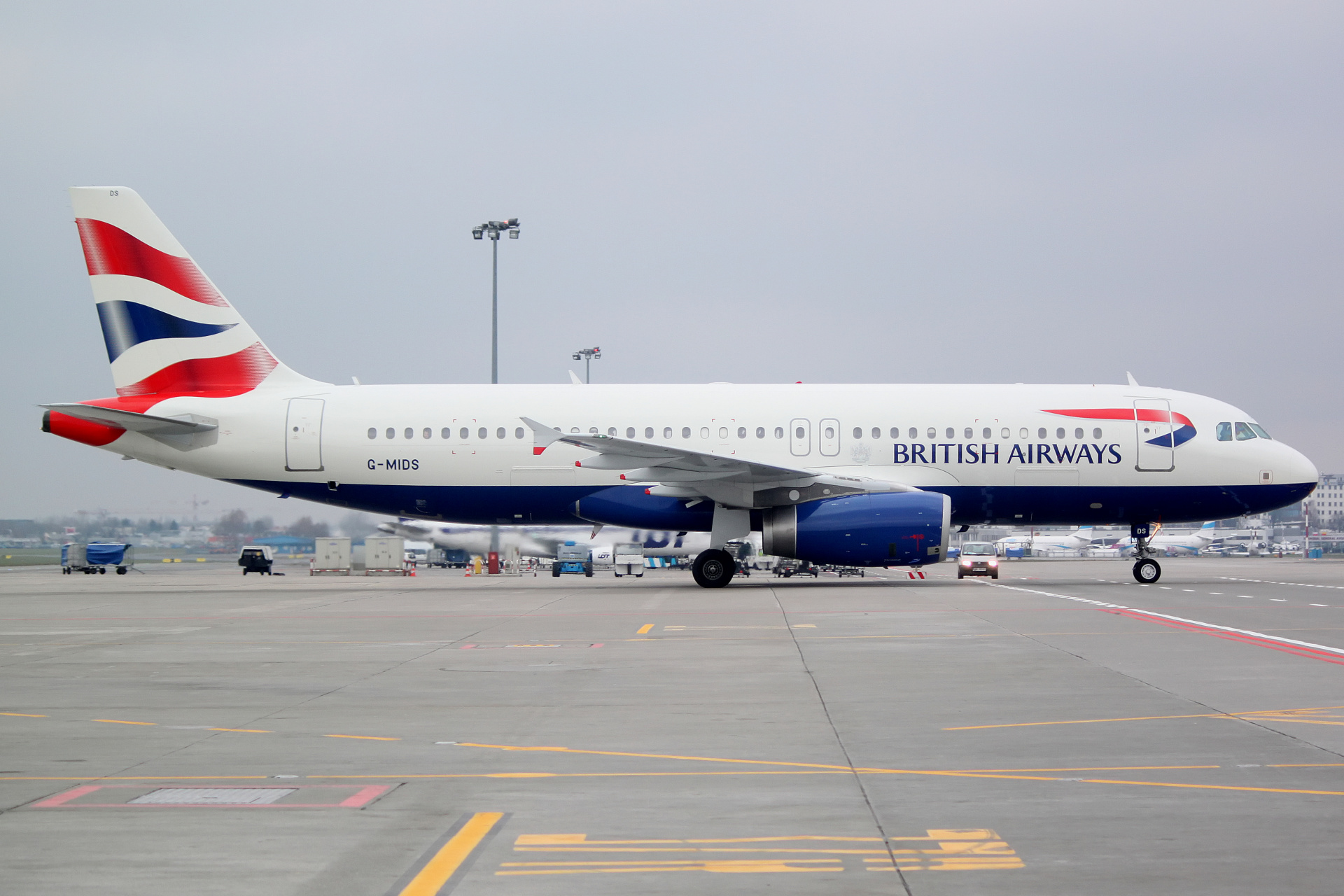 G-MIDS (Aircraft » EPWA Spotting » Airbus A320-200 » British Airways)