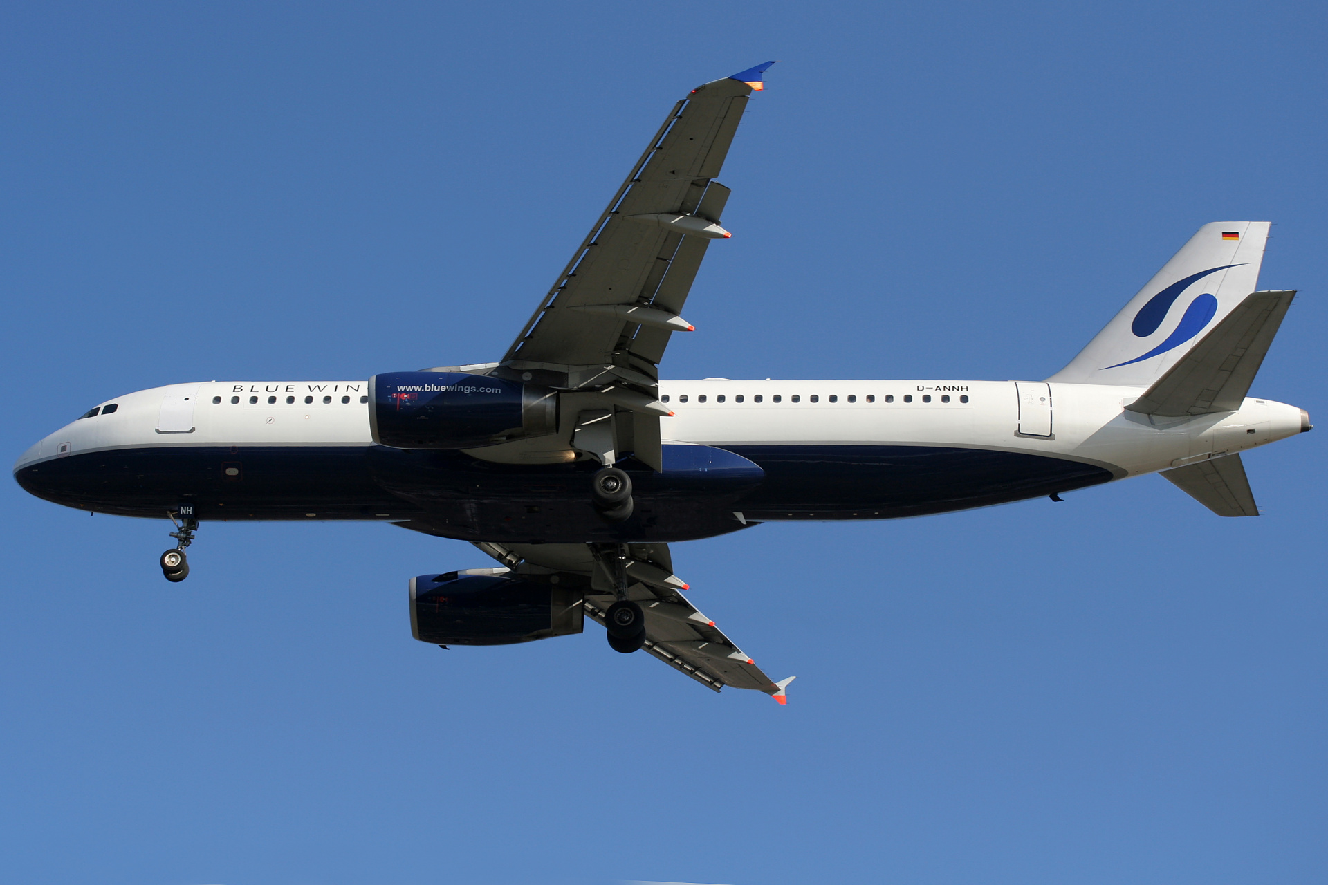 D-ANNH, Blue Wings (Samoloty » Spotting na EPWA » Airbus A320-200)