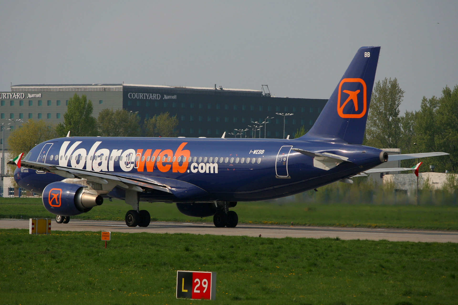 I-WEBB, Volare Airlines (Samoloty » Spotting na EPWA » Airbus A320-200)