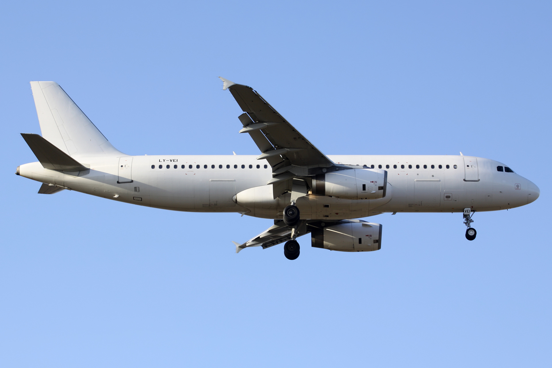 LY-VEI, Avion Express (Samoloty » Spotting na EPWA » Airbus A320-200)