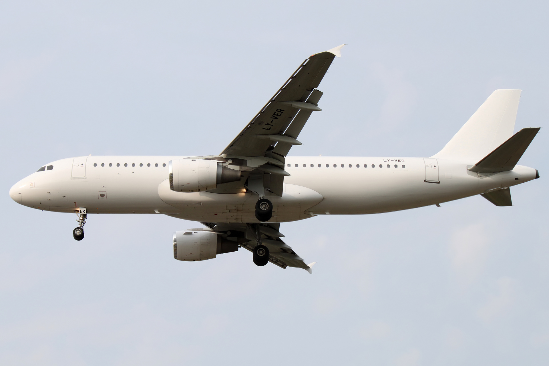 LY-VER, Avion Express (Samoloty » Spotting na EPWA » Airbus A320-200)