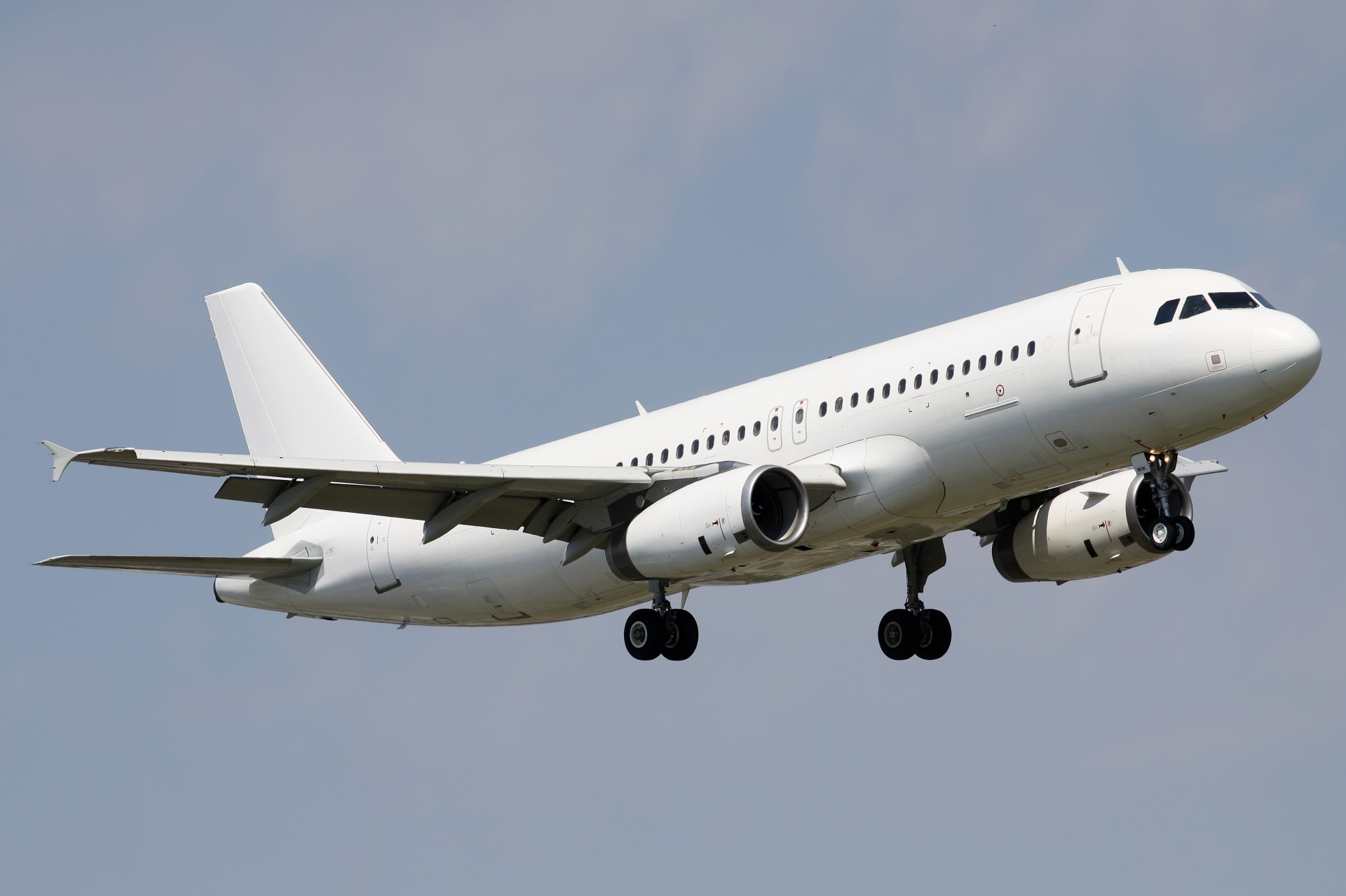 LZ-MDK, VIA Airways (Samoloty » Spotting na EPWA » Airbus A320-200)